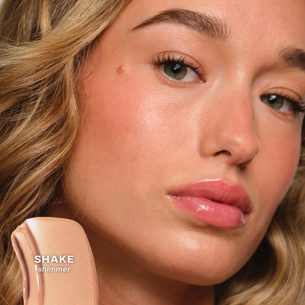 Saie Glossybounce doe-foot applicator applies evenly for a cushiony finish