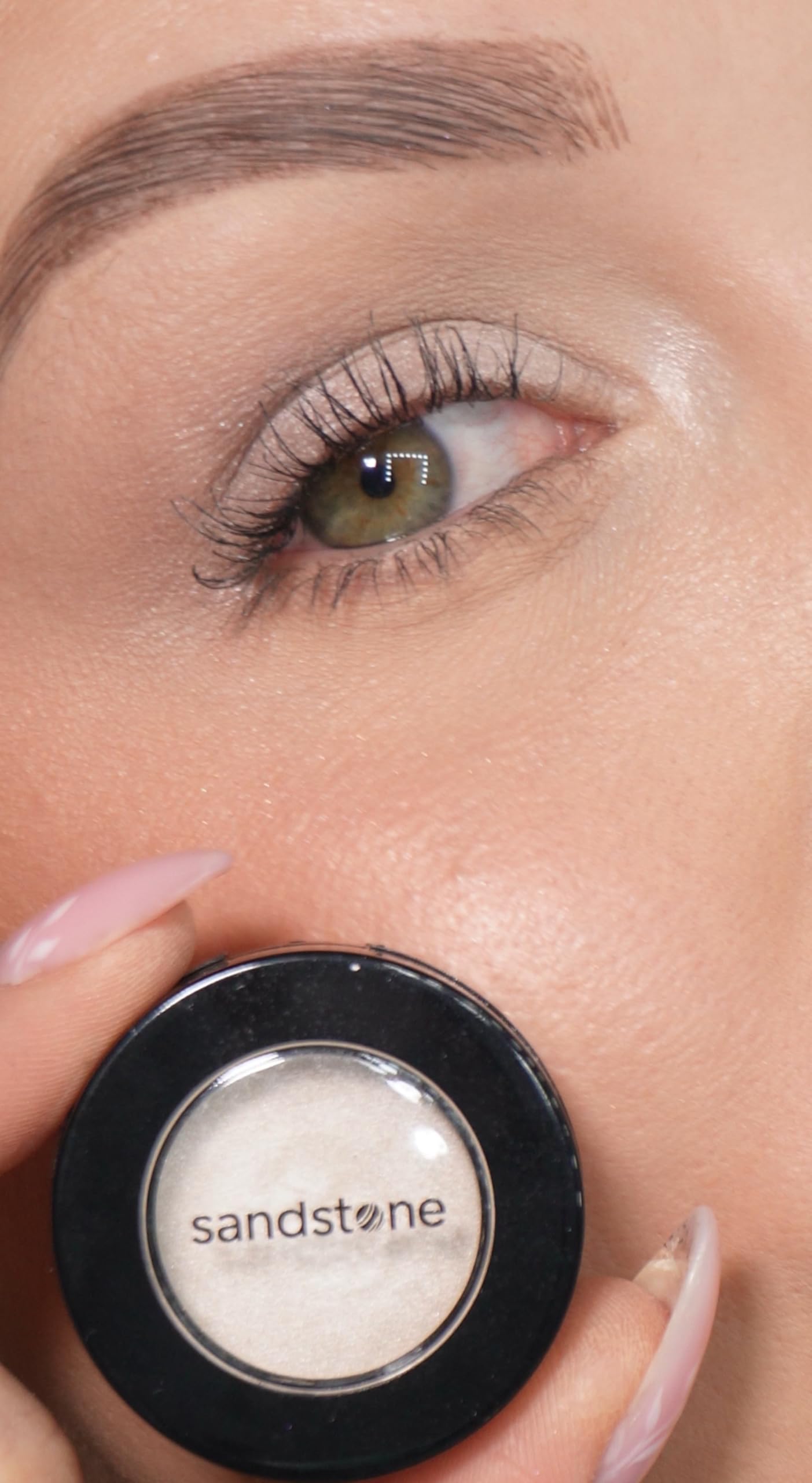 Sandstone Scandinavia Eyeshadow application brush demonstrates smooth blending on eyelids