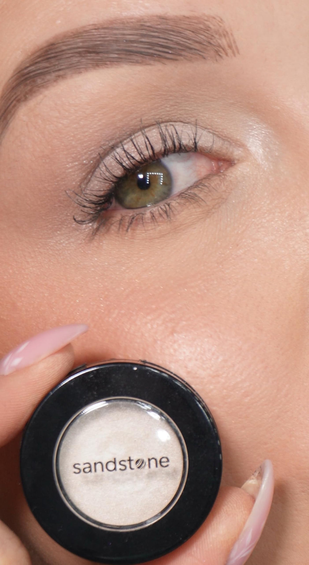 Sandstone Scandinavia Eyeshadow application brush demonstrates smooth blending on eyelids