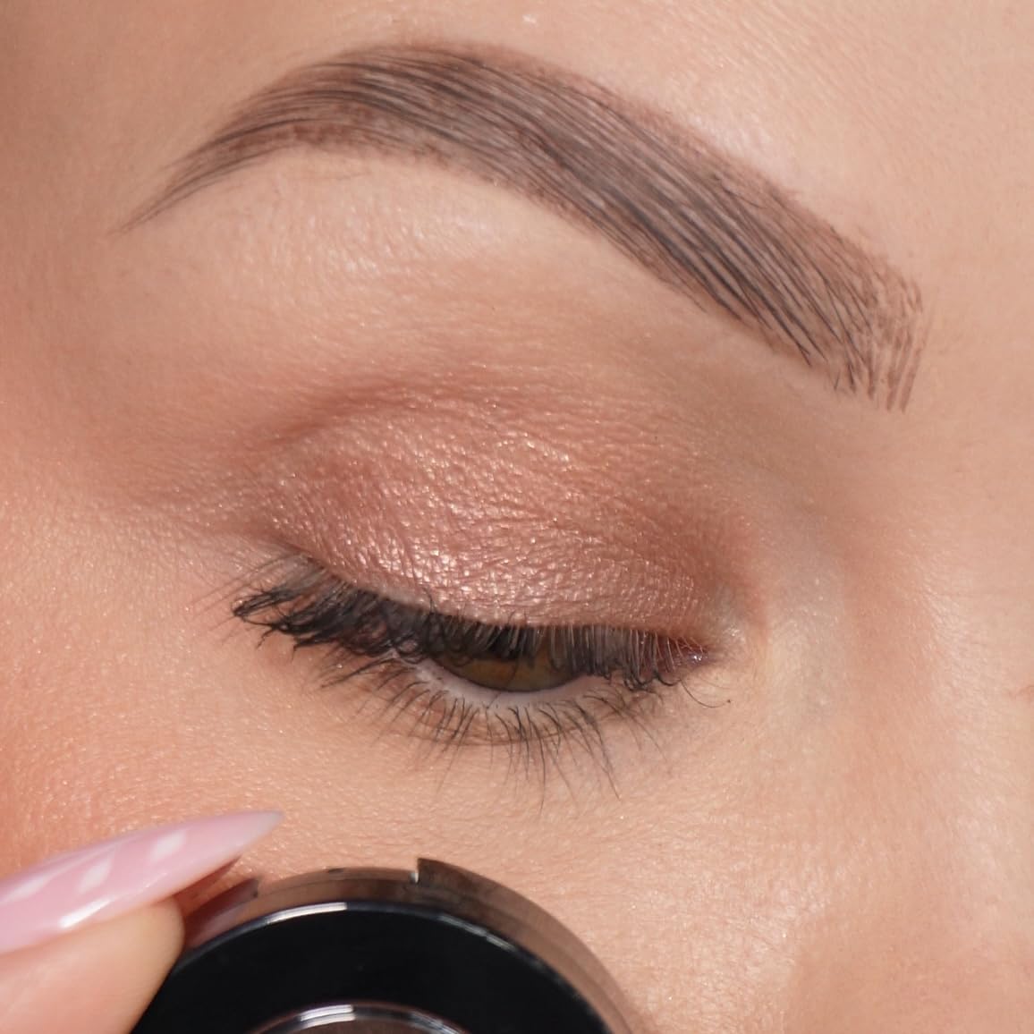 Sandstone Scandinavia brown shimmer shadow for day-to-night looks