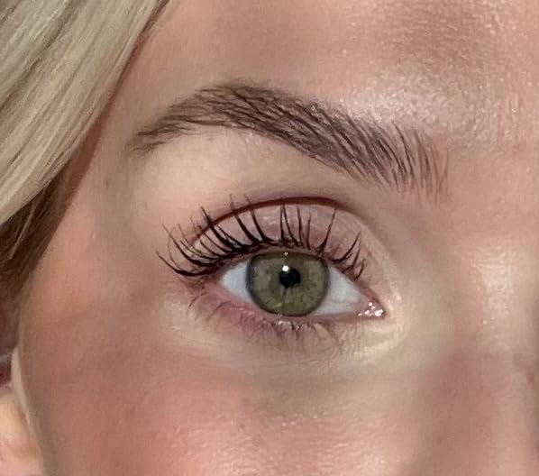 Sandstone Scandinavia Hypoallergenic Mascara on lashes delivering separation and length.