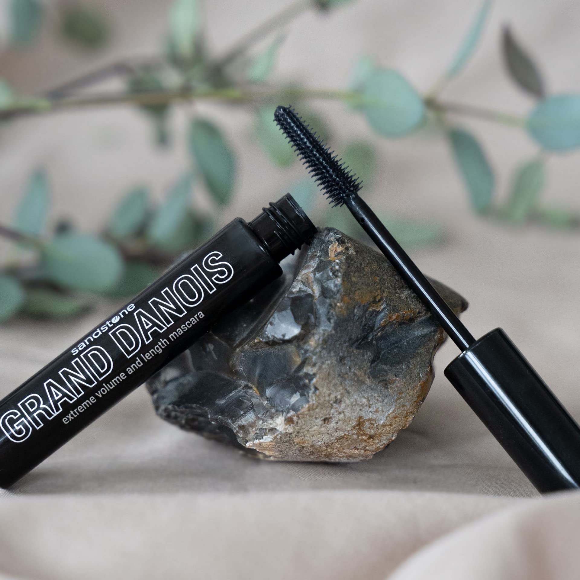 Sandstone Scandinavia mascara endures tear-proof wear through daily tasks