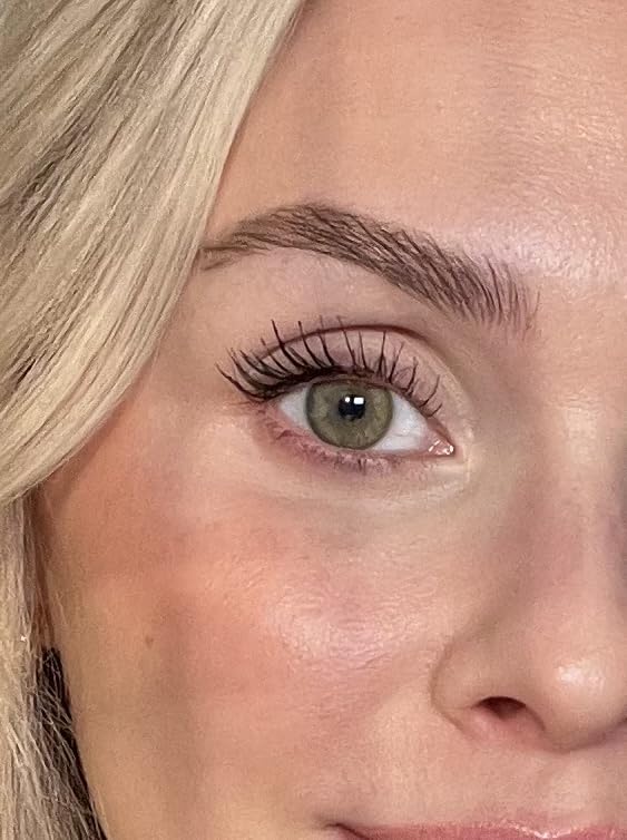 Sandstone Scandinavia Volume Nature Plus being applied to lashes for smooth lift