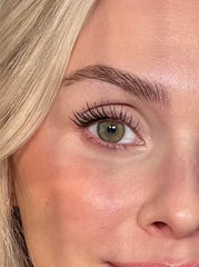 Sandstone Scandinavia Volume Nature Plus being applied to lashes for smooth lift