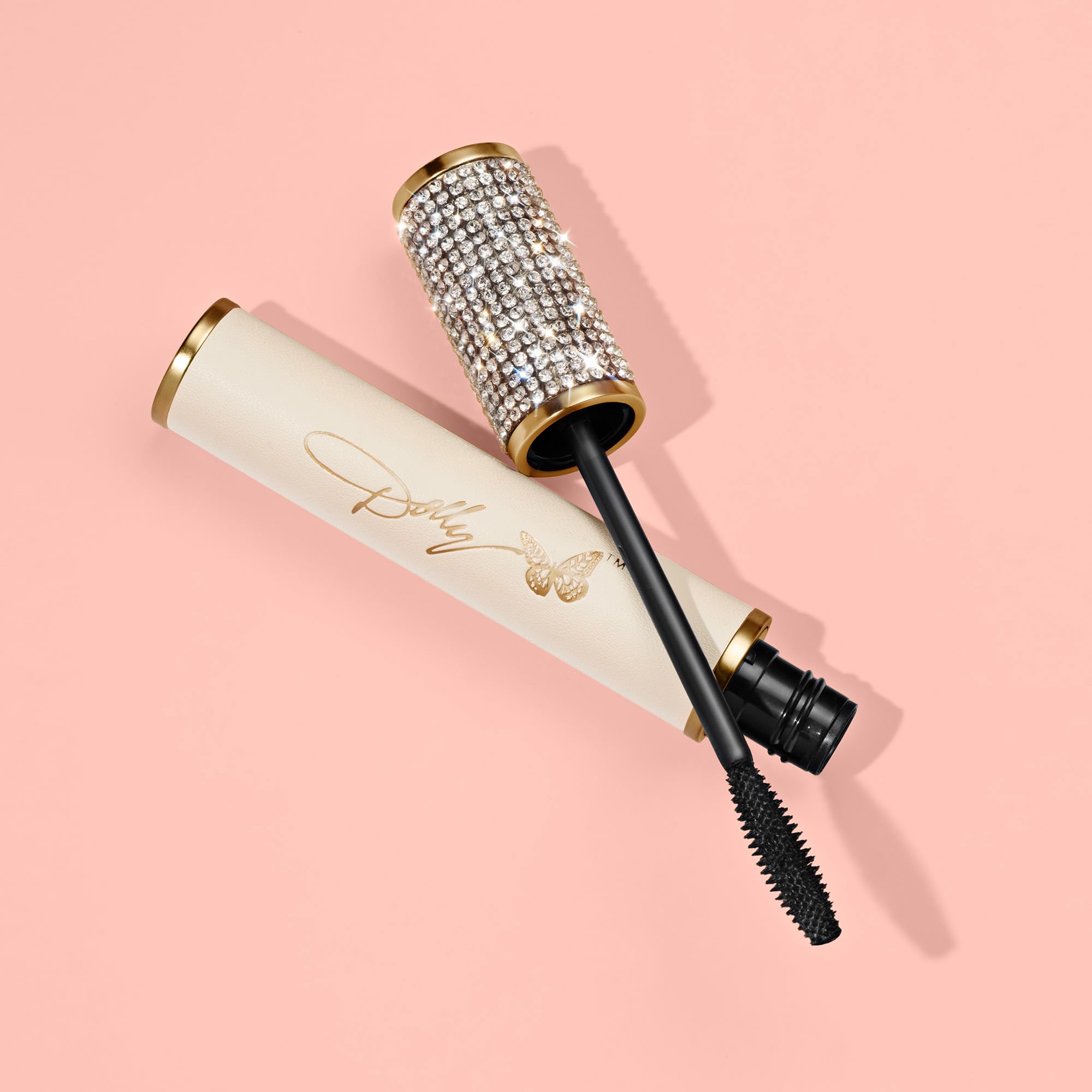 Waterproof and smudge-proof Dolly-Eyes Mascara on lashes