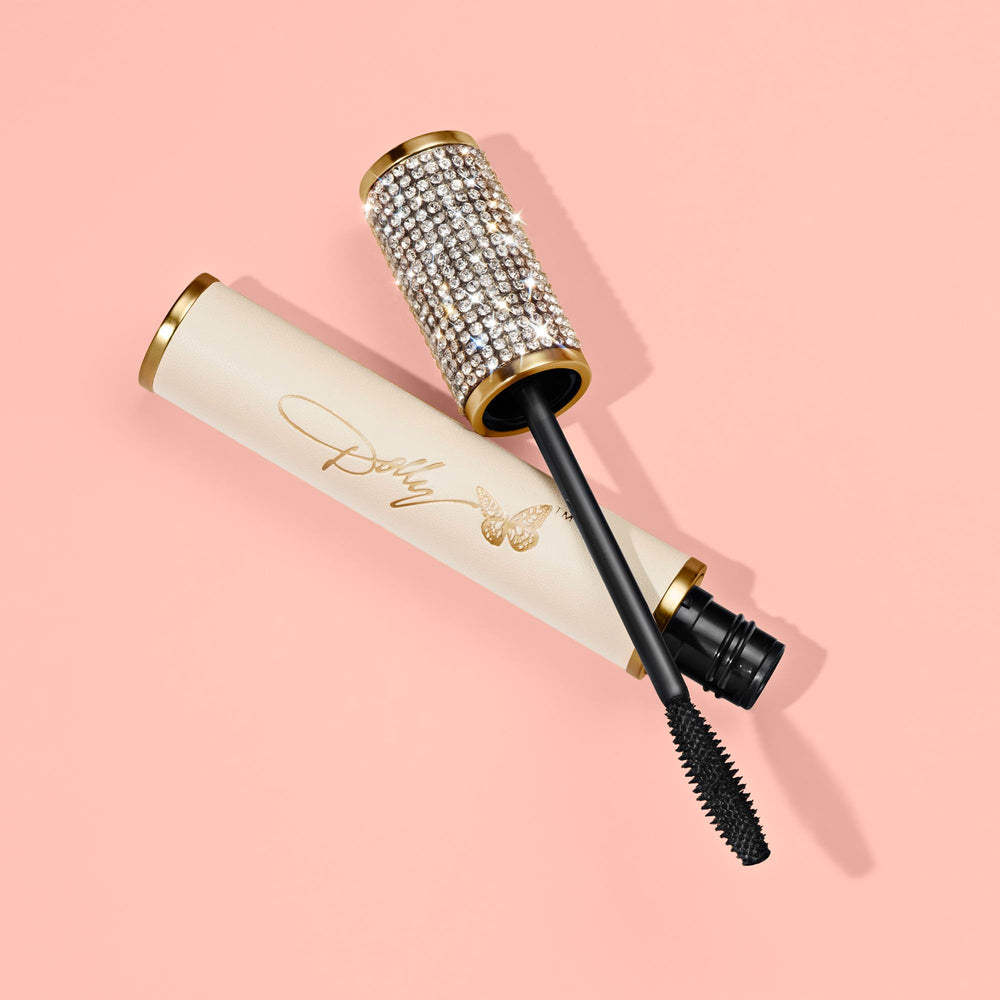 Waterproof and smudge-proof Dolly-Eyes Mascara on lashes