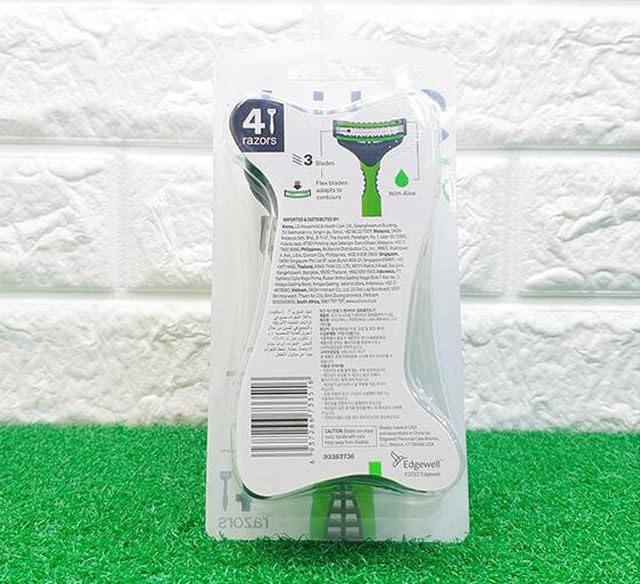 Schick Xtreme3 Sensitive blade closeup highlights three flexible blades