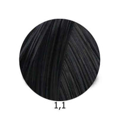 Schwarzkopf IGORA ROYAL 9-0 application scene demonstrates professional color preparation.