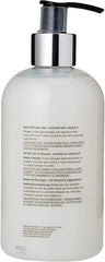 Au Lait creamy lather close-up highlighting rich, milky cleansing action.