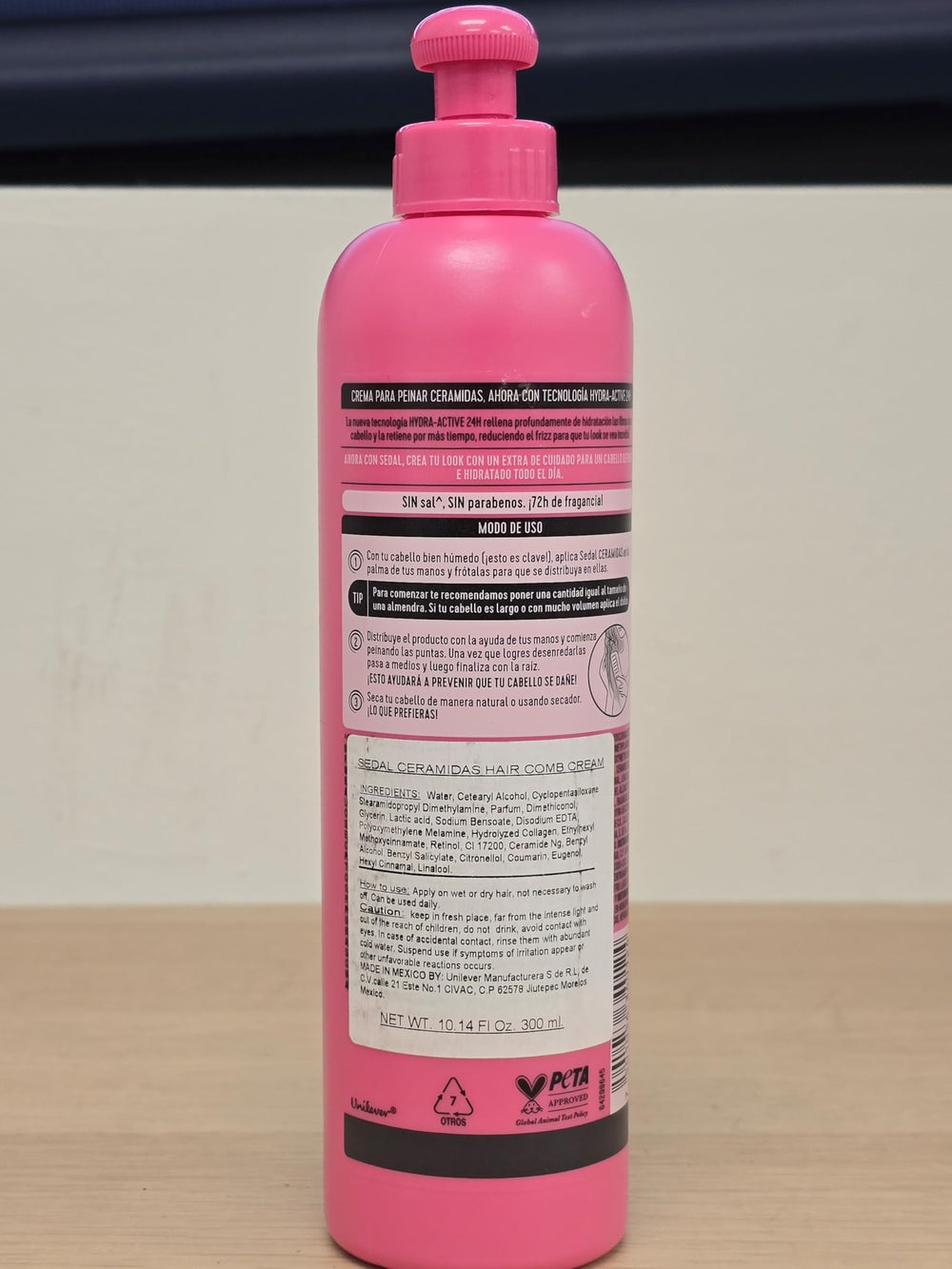 Sedal S.O.S. Ceramides close-up highlights micro-ceramides for nourished ends.