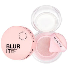 SEPHORA Blur It powder on skin demonstrates soft matte finish and brightening effect.