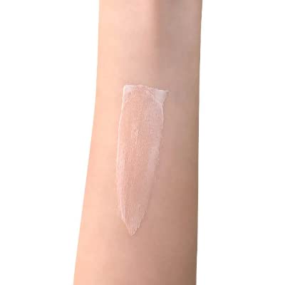 Seraphine Camelina + Strobe primer dispenser demonstrates gentle glow application.