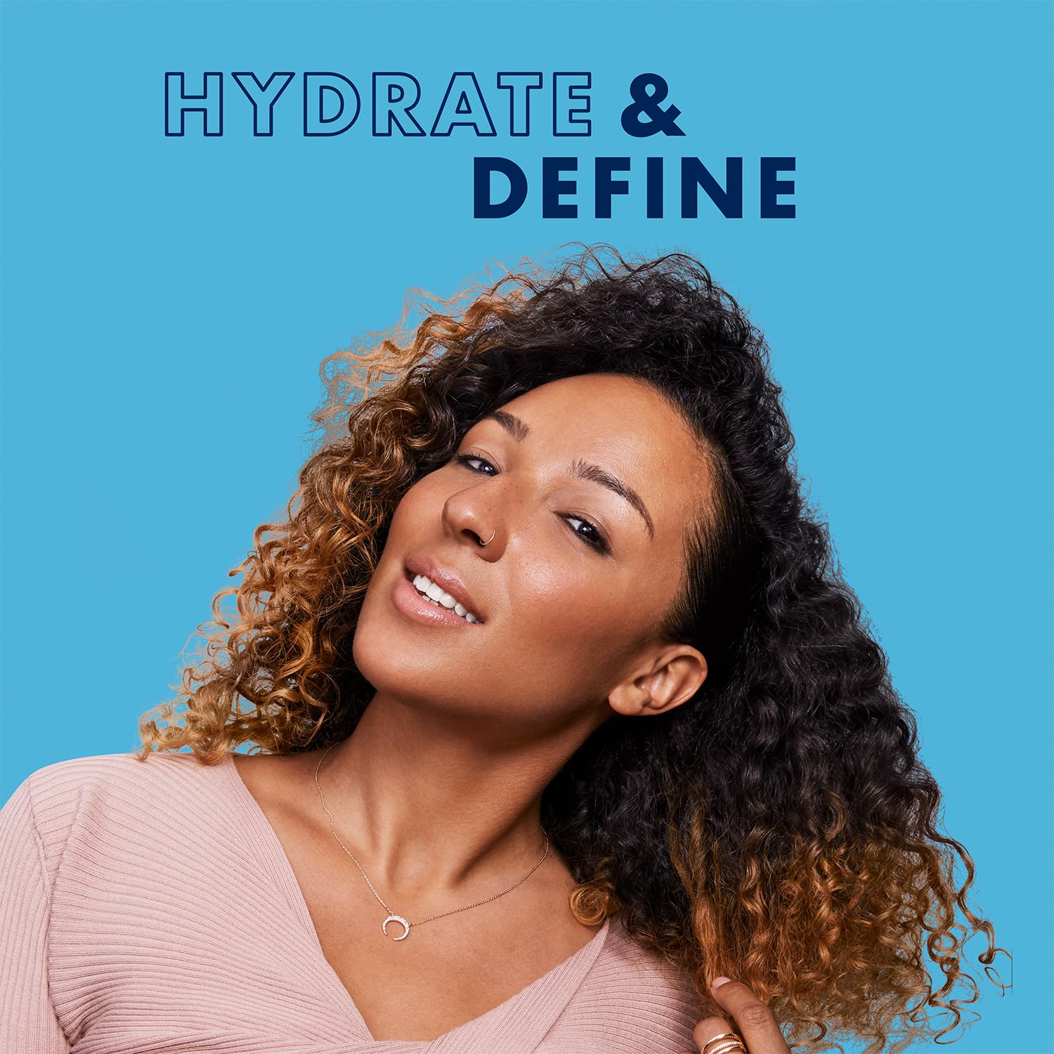 Crème boucles légère SheaMoisture : définition naturelle et tenue flexible.