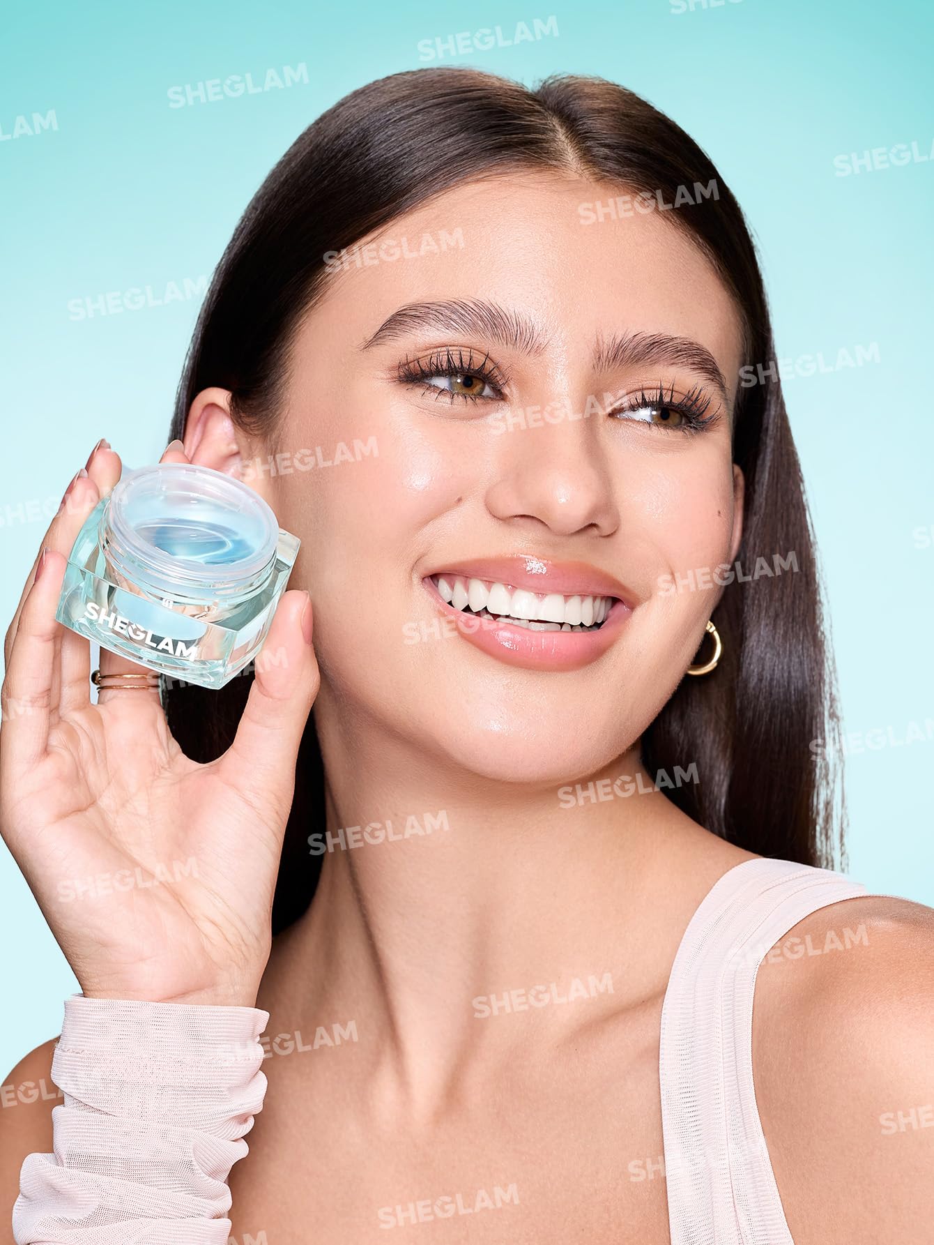In-use image of SHEGLAM HydroSlime Primer achieving hydrated, primed skin.
