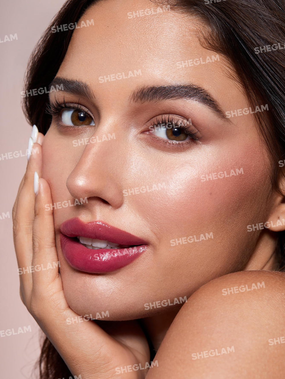 SHEGLAM Pout Pillow sponge applicator demonstrates smooth lip coverage