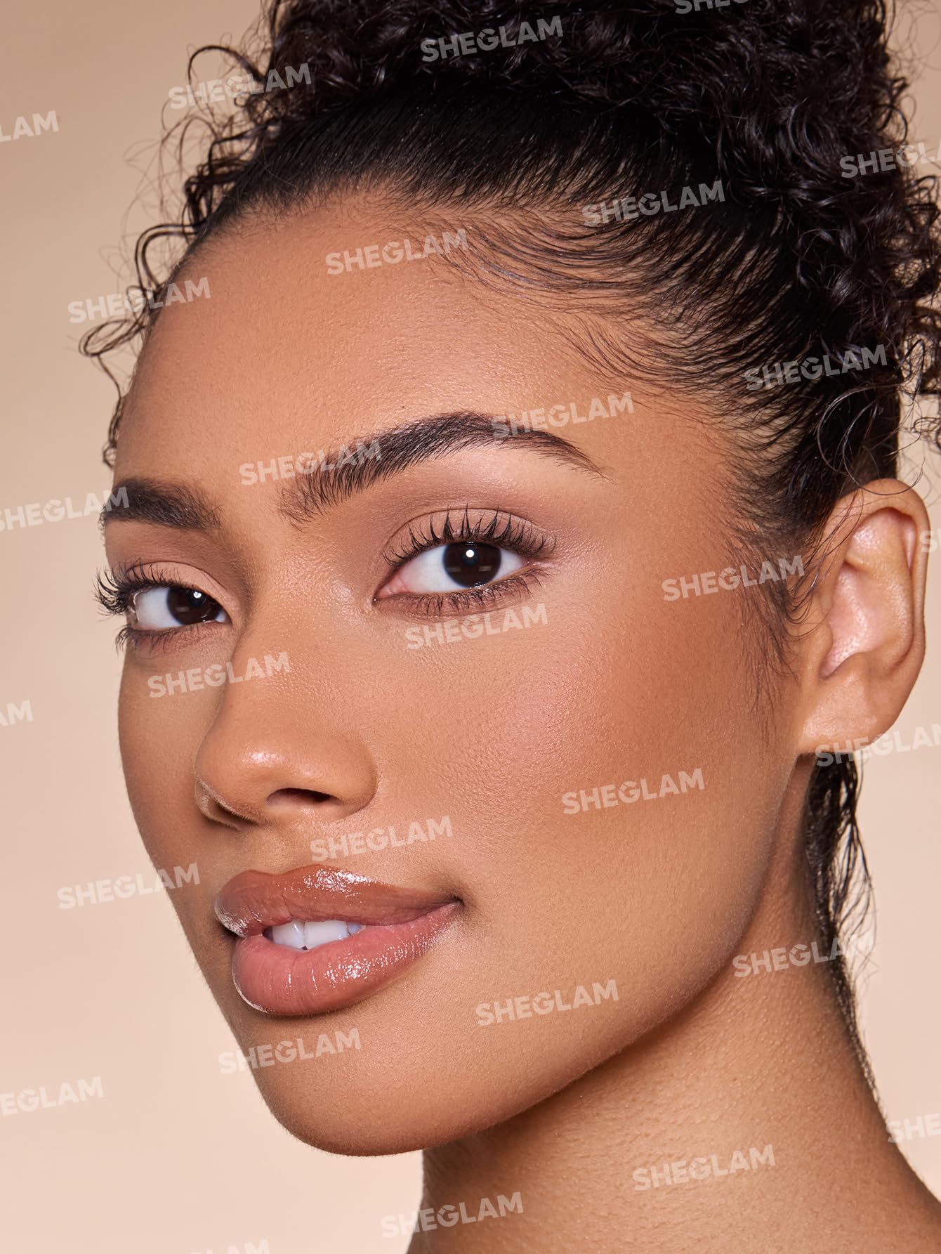 SHEGLAM Sun Beam Umber bronzer applicator demo for on-the-go use.