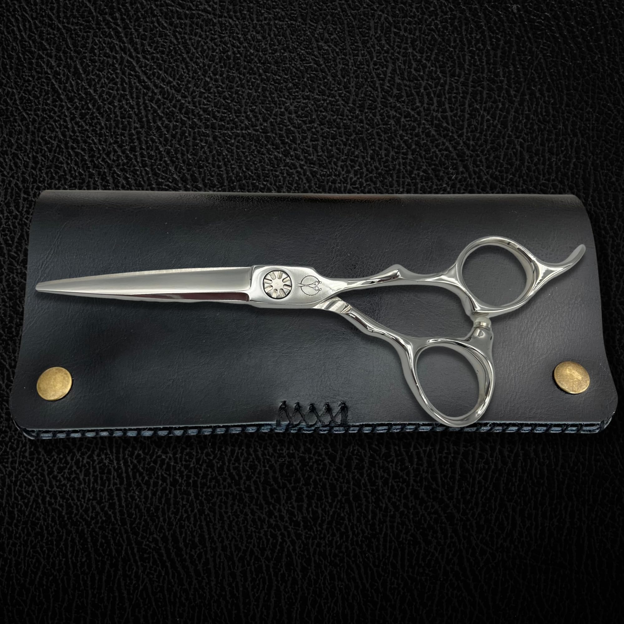Shihan Shears ergonomic handle angle demonstrates balanced comfort during long sessions.