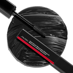 All-day smudge-proof wear showing defined lashes in sunlight and night