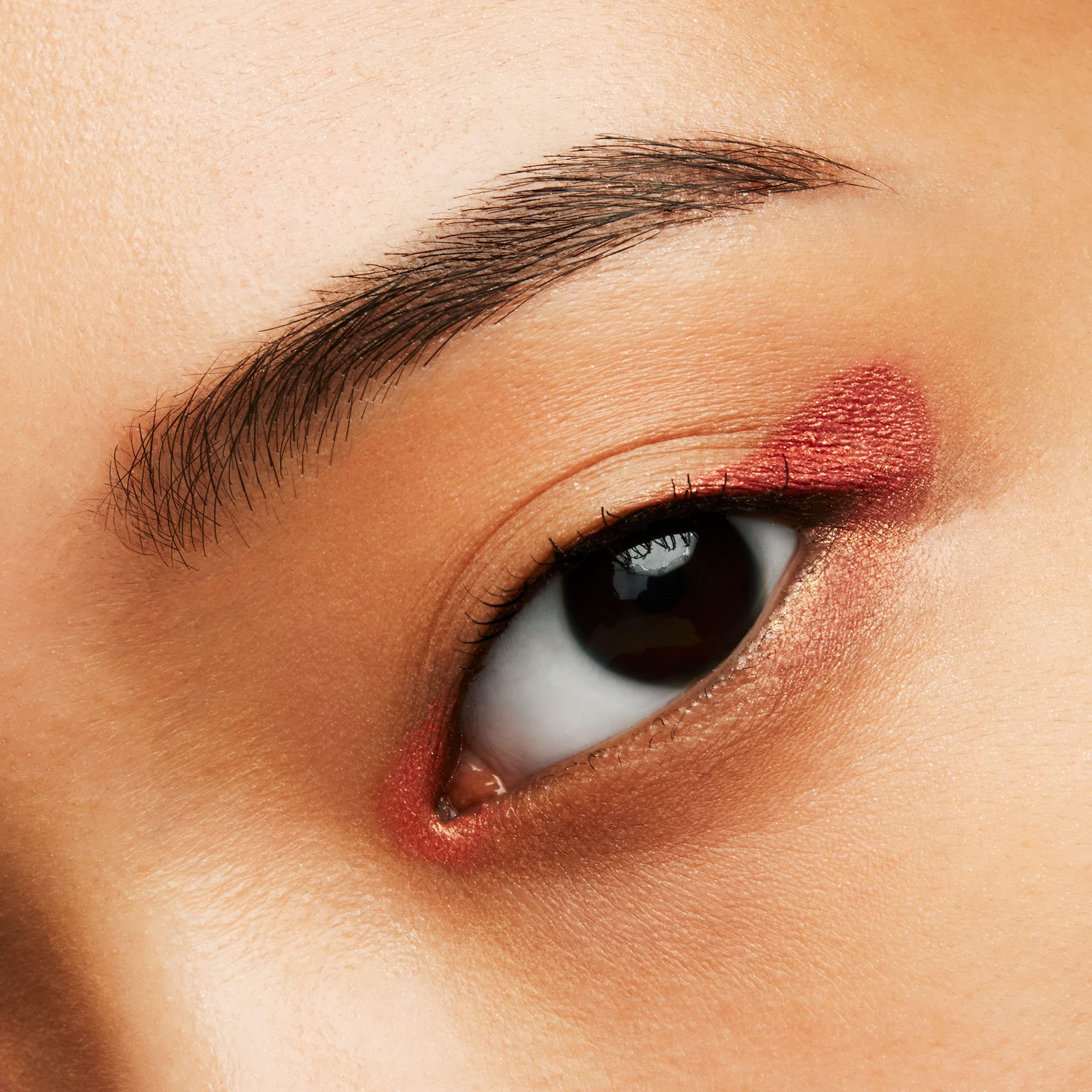 Shiseido POP PowderGel Eye Shadow on eyelid demonstrates waterproof wear and crease resistance