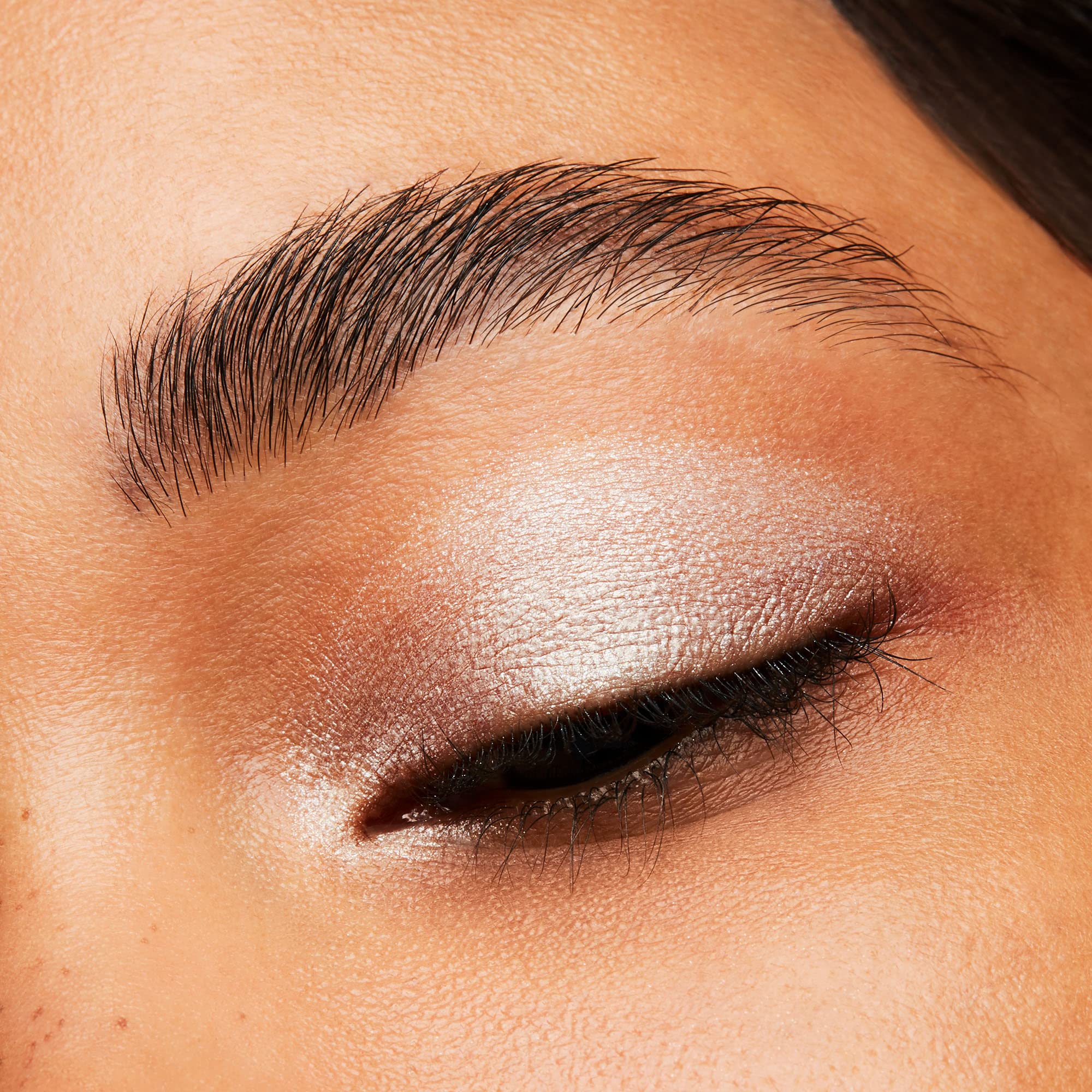 Shiseido POP PowderGel Eye Shadow Shin-Shin Crystal 01 soft-blend finish creates seamless eye looks.