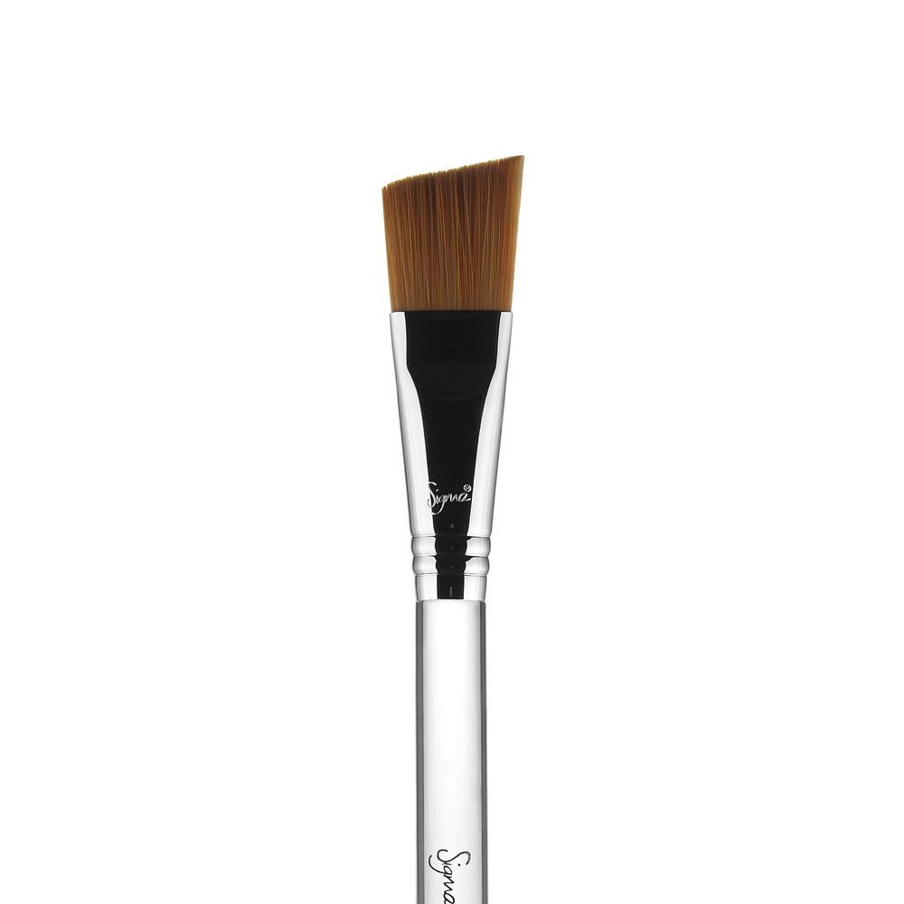Sigma Beauty s15 gel mask brush distributes gel evenly across the skin.