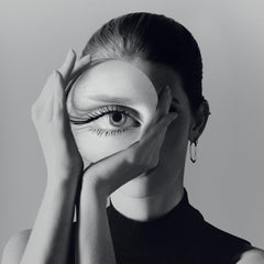 Ergonomic Phyto-Noir wand designed for precise lash separation.
