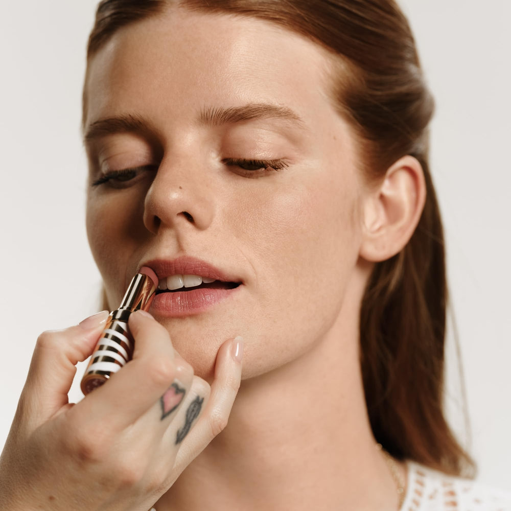 Direct application of Phyto-Rouge Shine 26 Bel Air for precise color