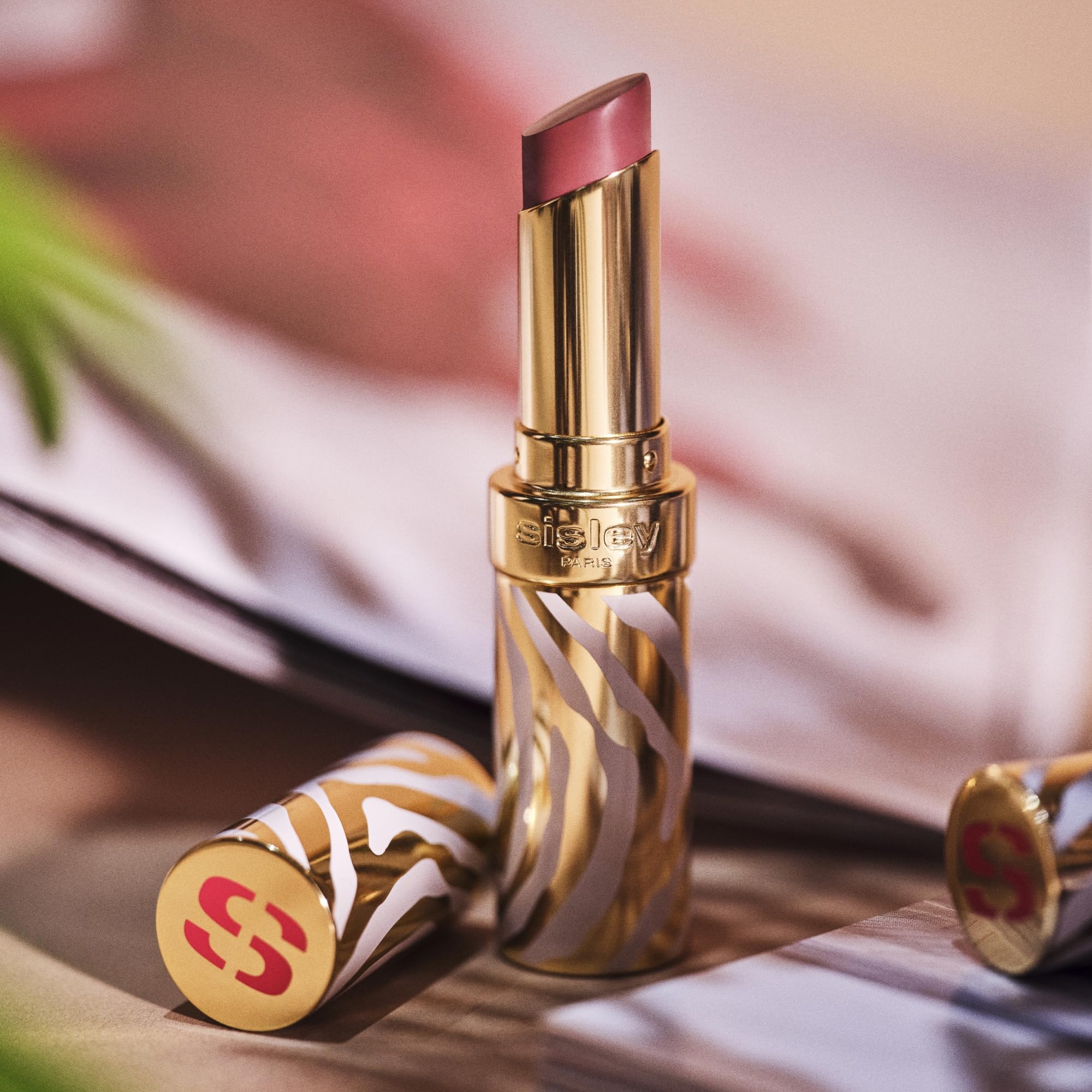 Phyto-Rouge Shine 26 Bel Air glossy finish on lips for radiant texture