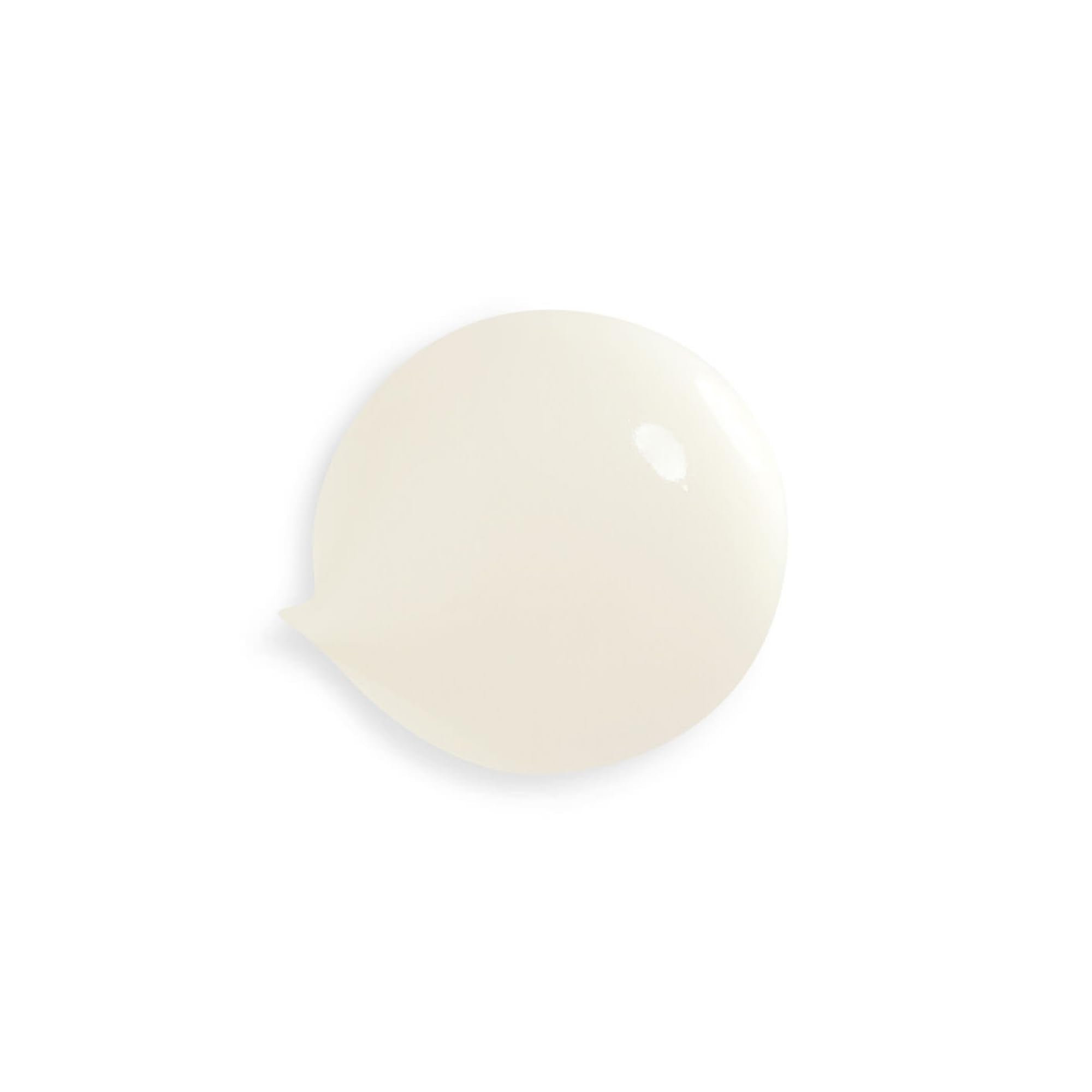 Rich lather close-up from Sisley Paris shampoo for dry hair nourishment