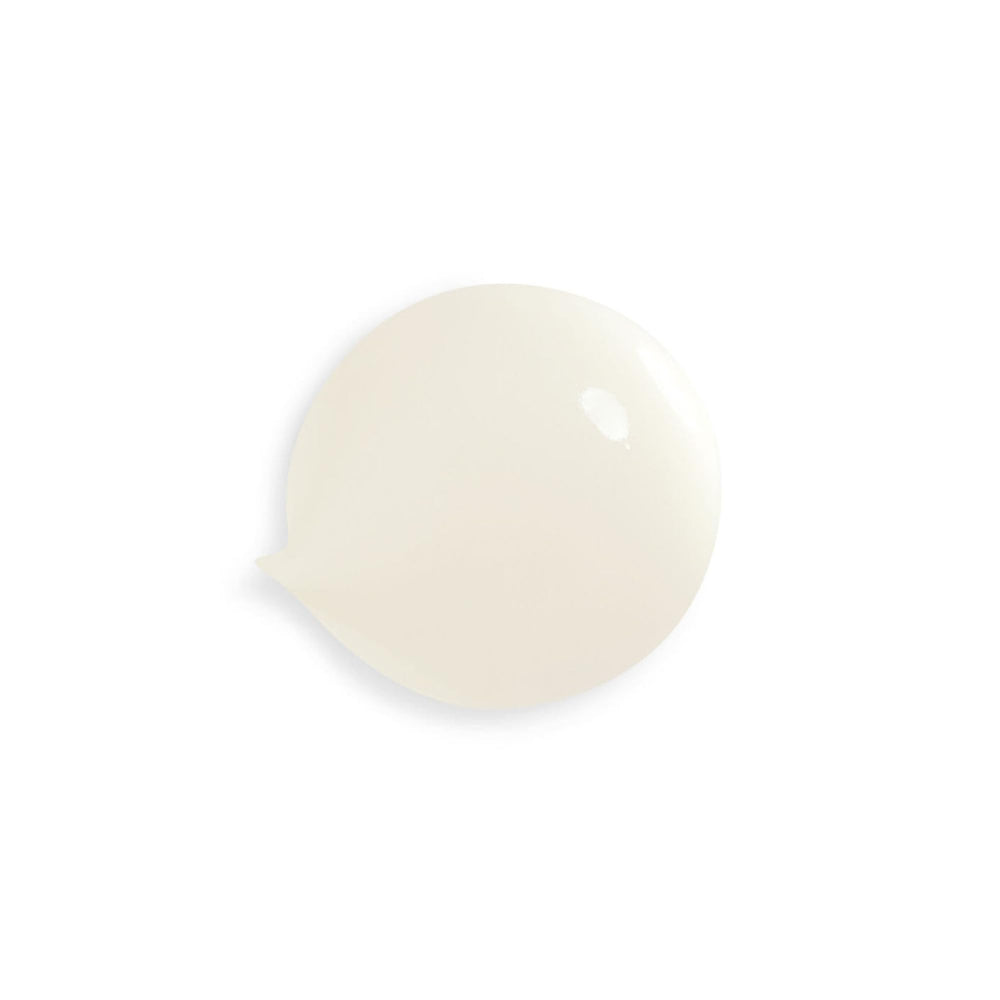 Rich lather close-up from Sisley Paris shampoo for dry hair nourishment