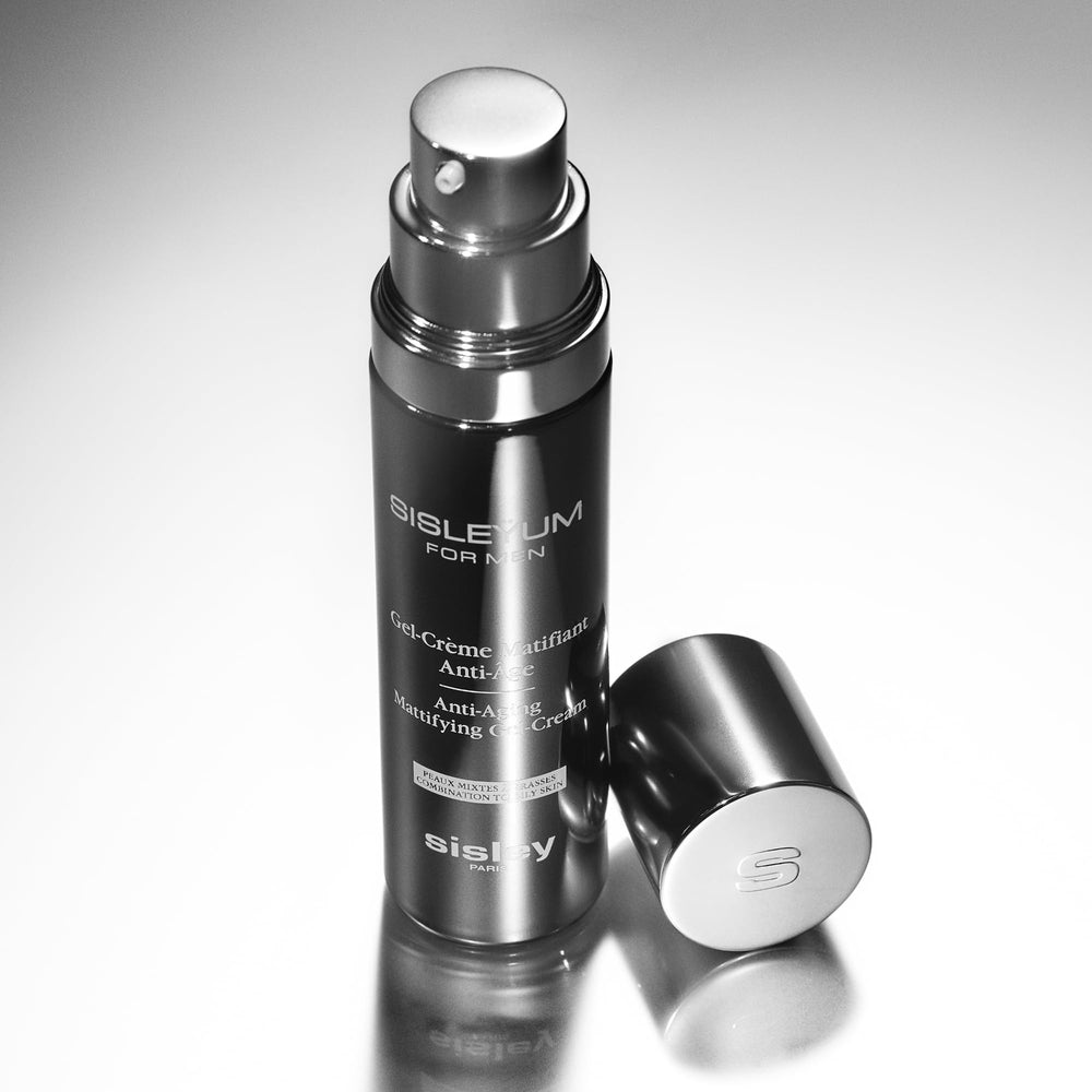 Cream absorbed quickly on face and neck for a bare-skin feel