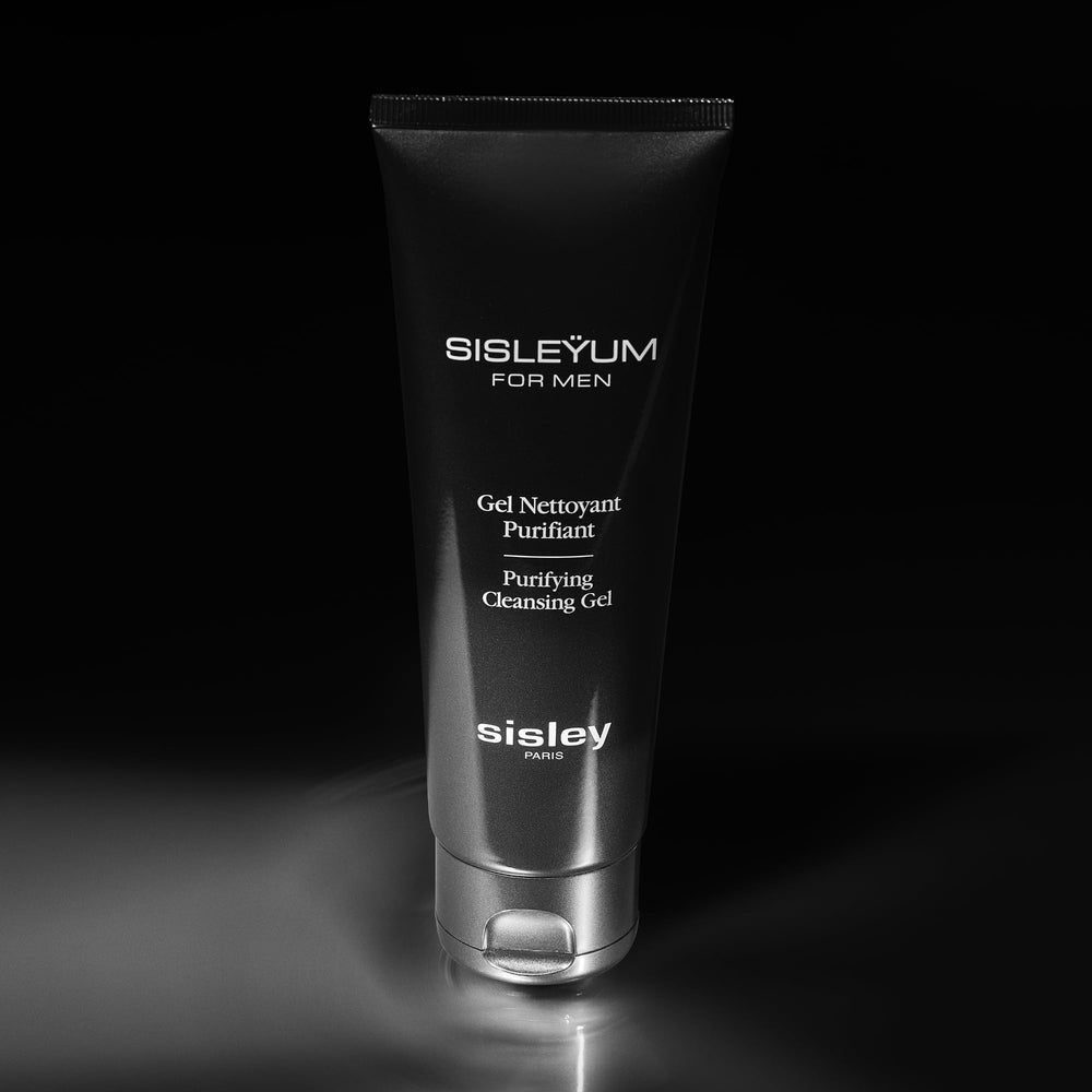 Close-up of ultra-refreshing foam from Sisleyum Gel on skin.