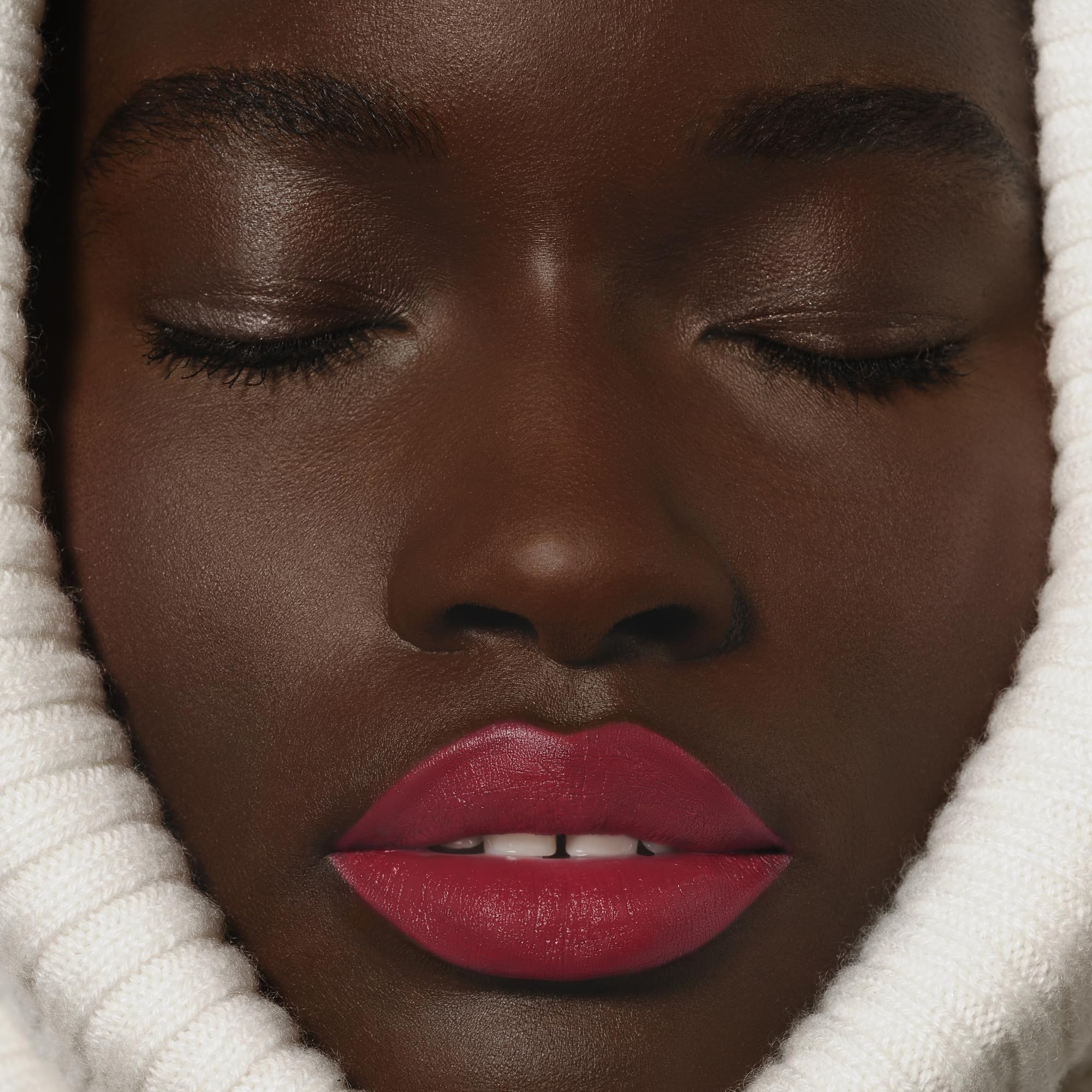 Sisley Phyto-Rouge Velvet Rose Pop creamy texture for all-day comfort.