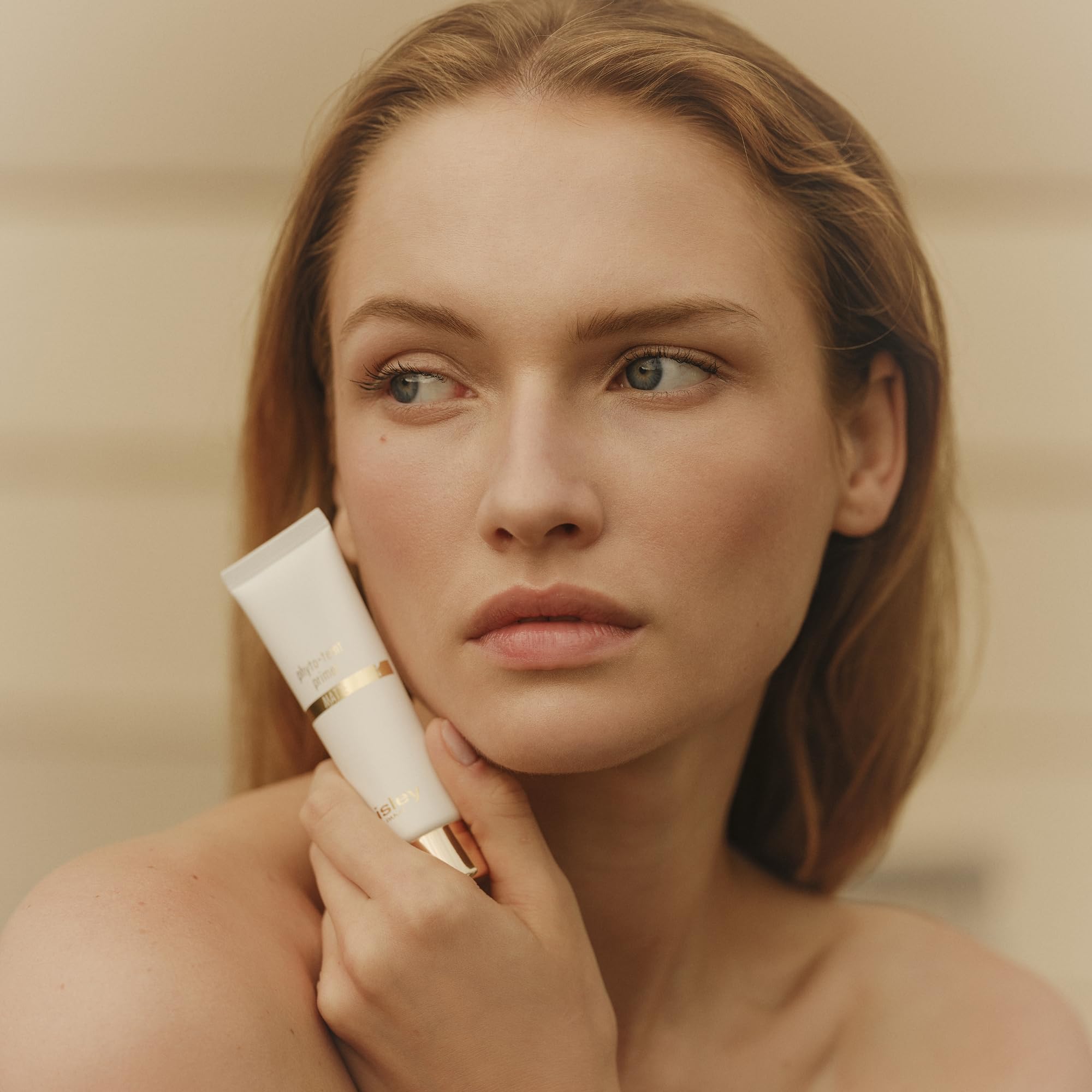 Applying Sisley Phyto-Teint Primer Glow for a smooth base