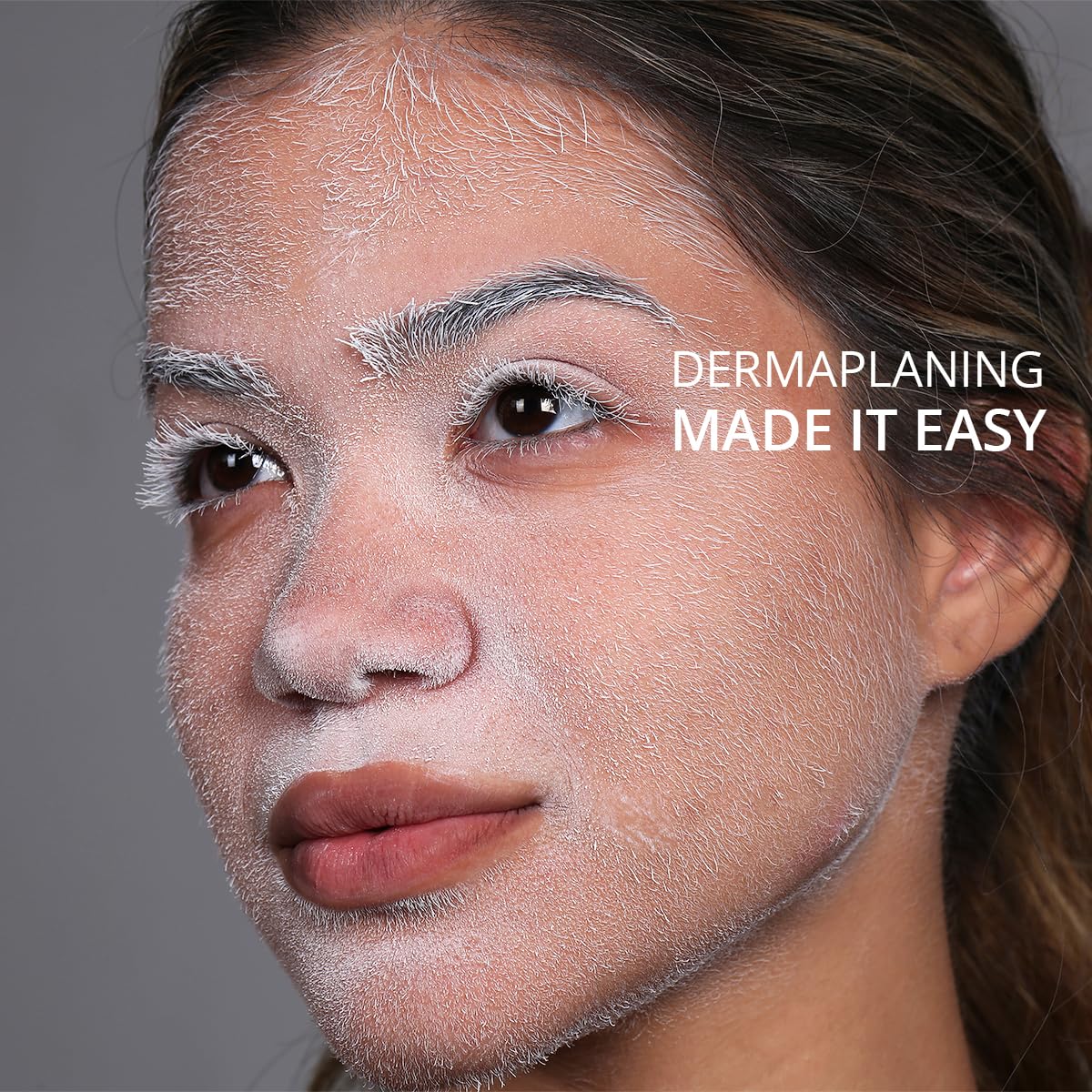SKNBODY Dermaplaning razor close-up highlighting sharp blades.