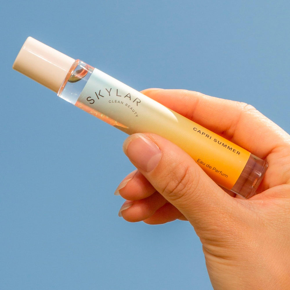 Base notes element showing teakwood and vetiver for warm lasting depth