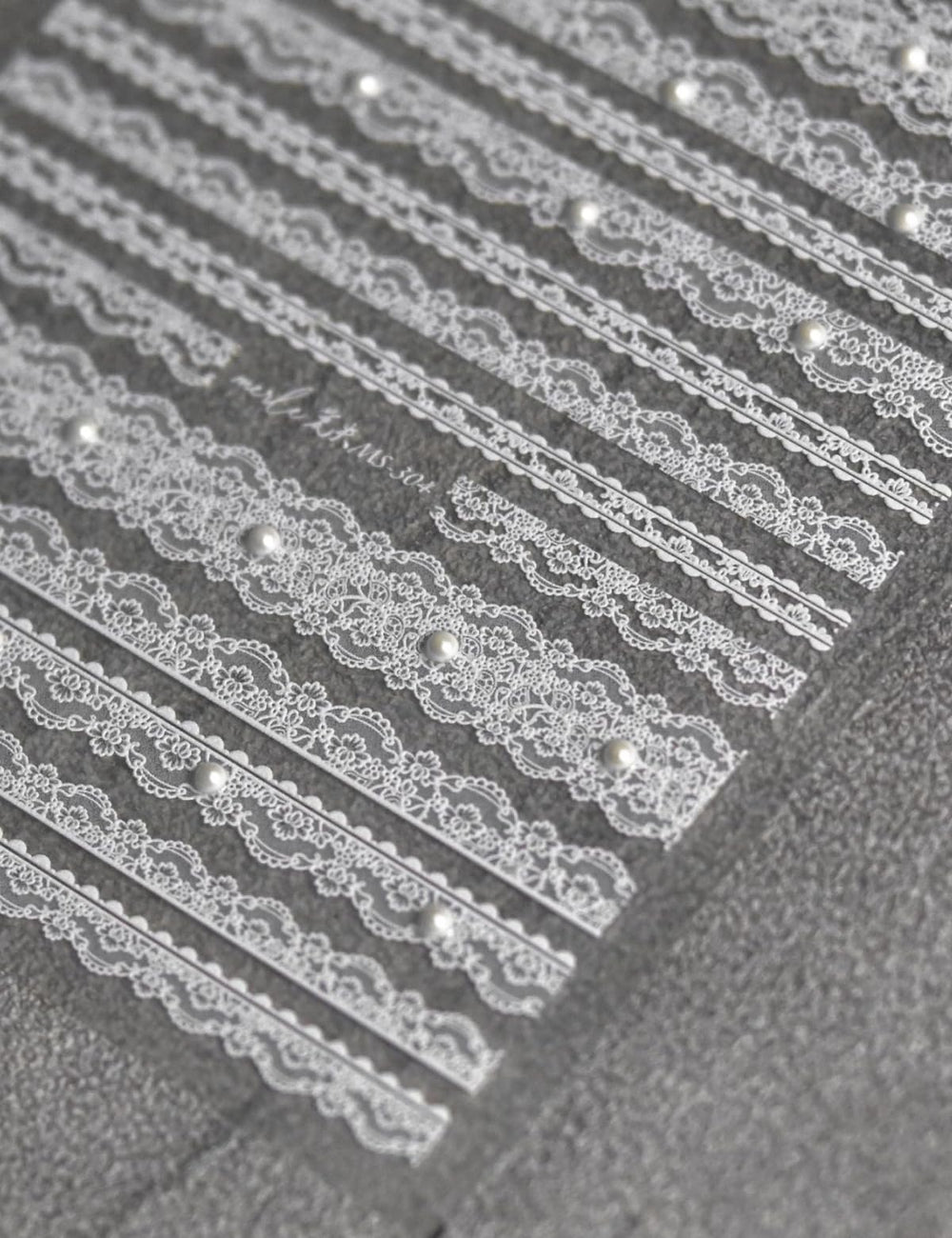 SOFTSOUL Embossed pearl detail close-up for premium nail texture at home.