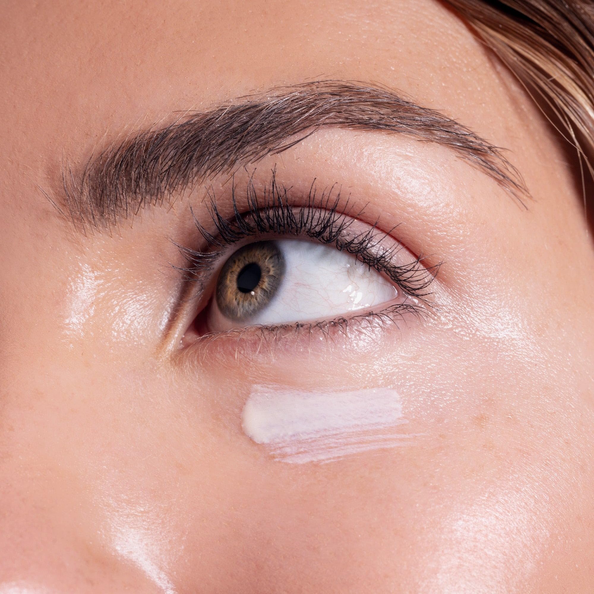 Cooling, creaseless formula delivers daily UV defense with a refined finish around the eyes.