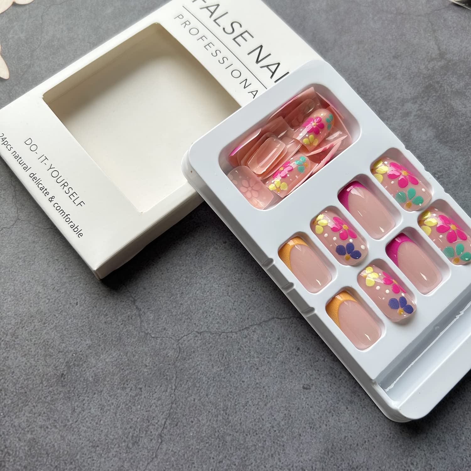 SOOZEE easy-adhesion press-on nails suitable with tabs or glue for quick results.