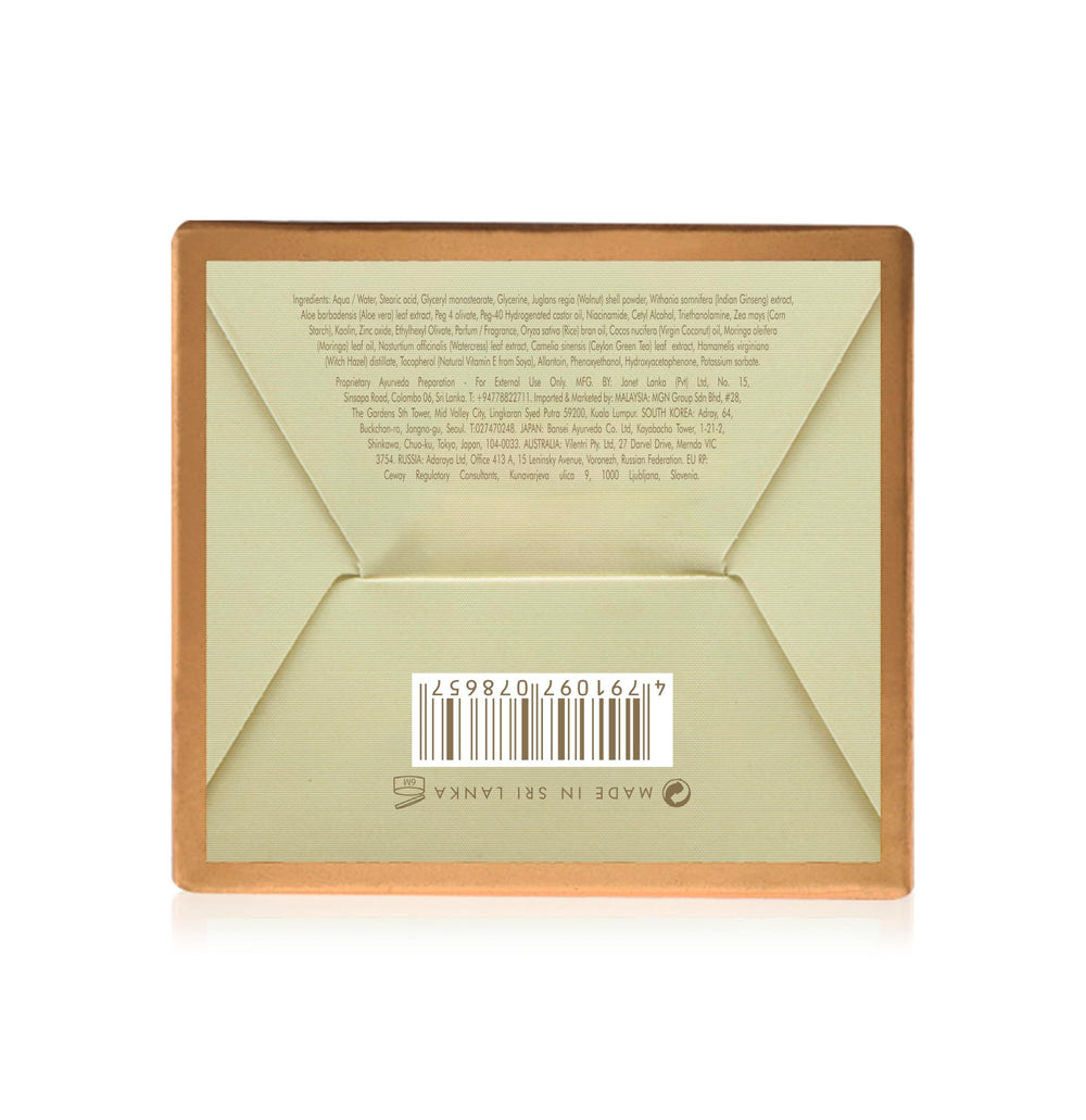 Application scene: gentle polishing and hydration with SPA CEYLON Exfoliator in palm