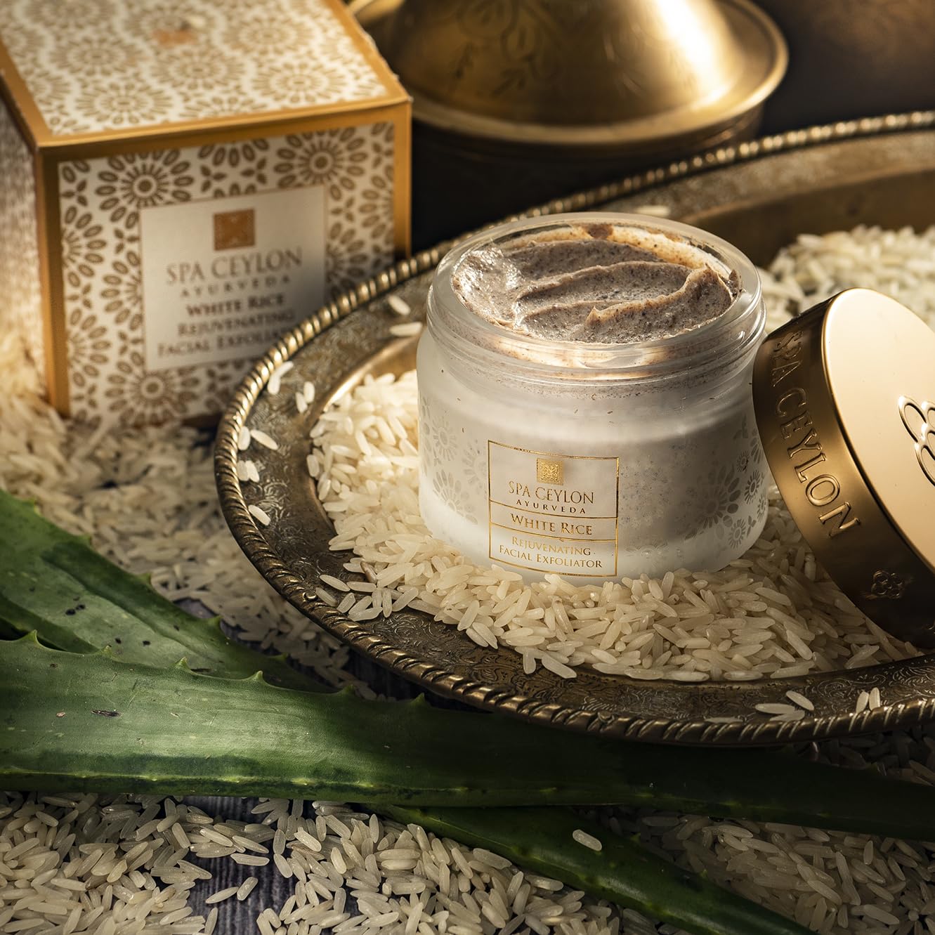 Natural formula image featuring green tea and aloe for balanced renewal