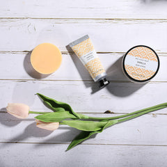Spa Luxetique vanilla bath set bubble bath creates luxurious foam and relaxation.