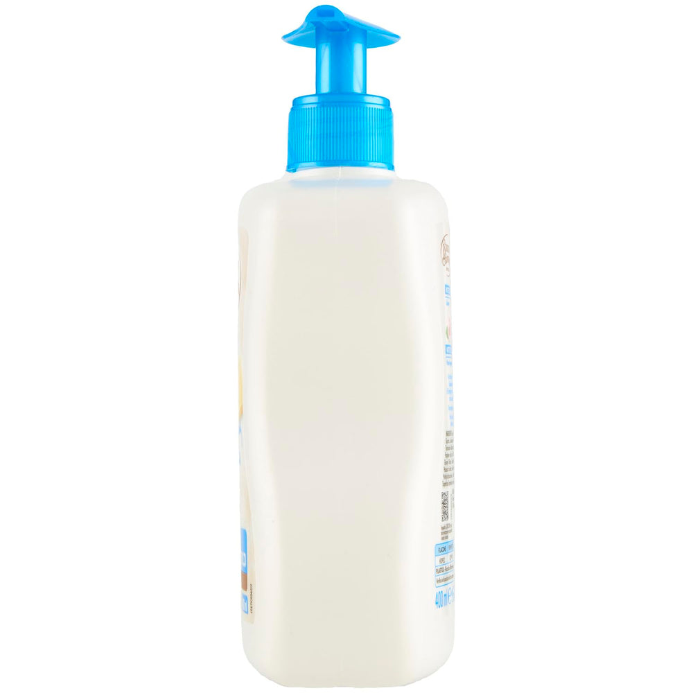 Hands washed with Spuma di Sciampagna Marsiglia for soft cleansing.