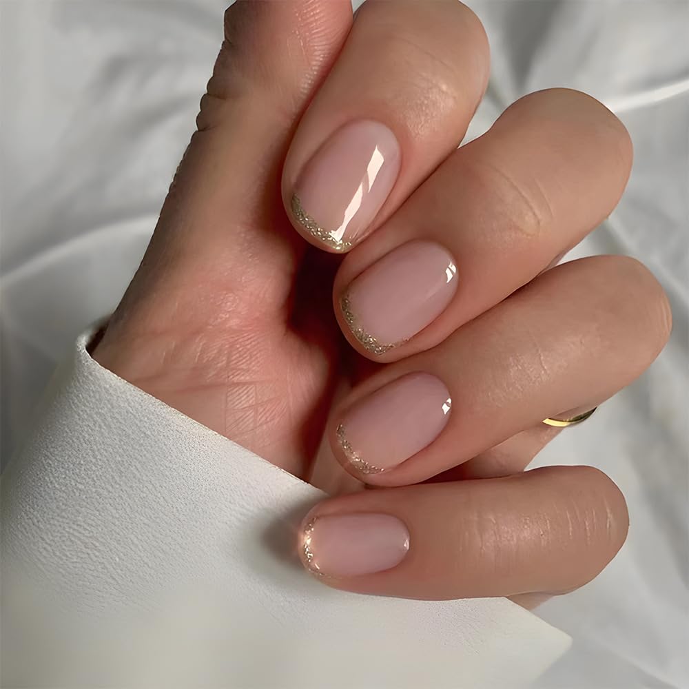 Stbisen pink short square nails with gold border on hand for daily wear.