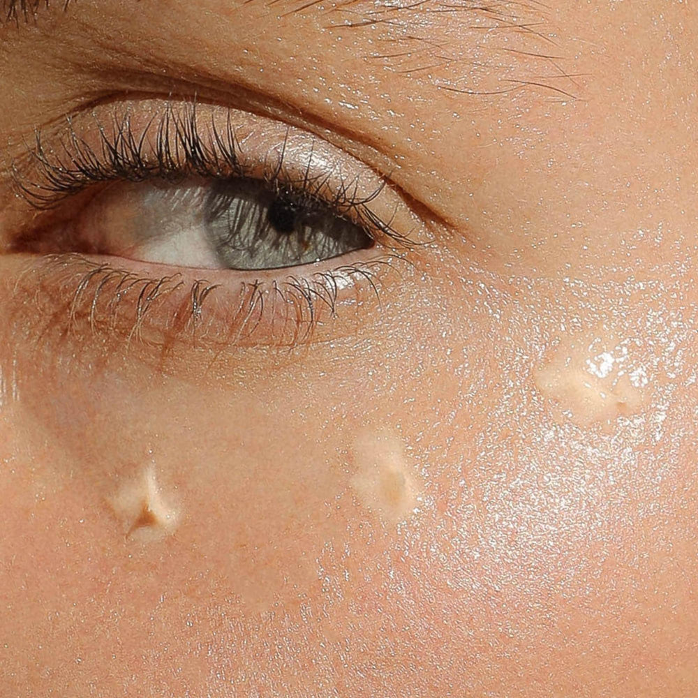 Light Aura provides immediate hydration for a refreshed under-eye look.