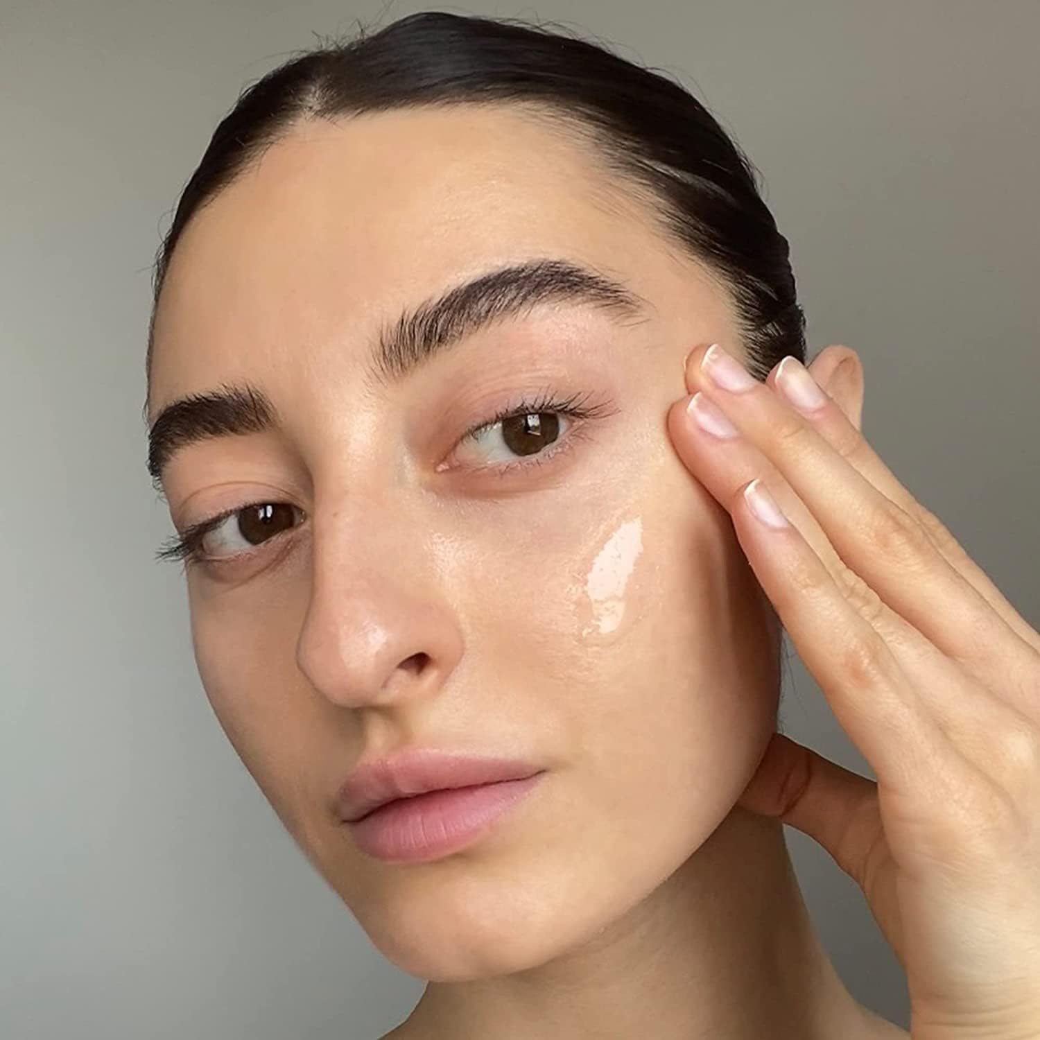 Vitamin E and minerals in Summer Fridays cleanser aid moisture retention