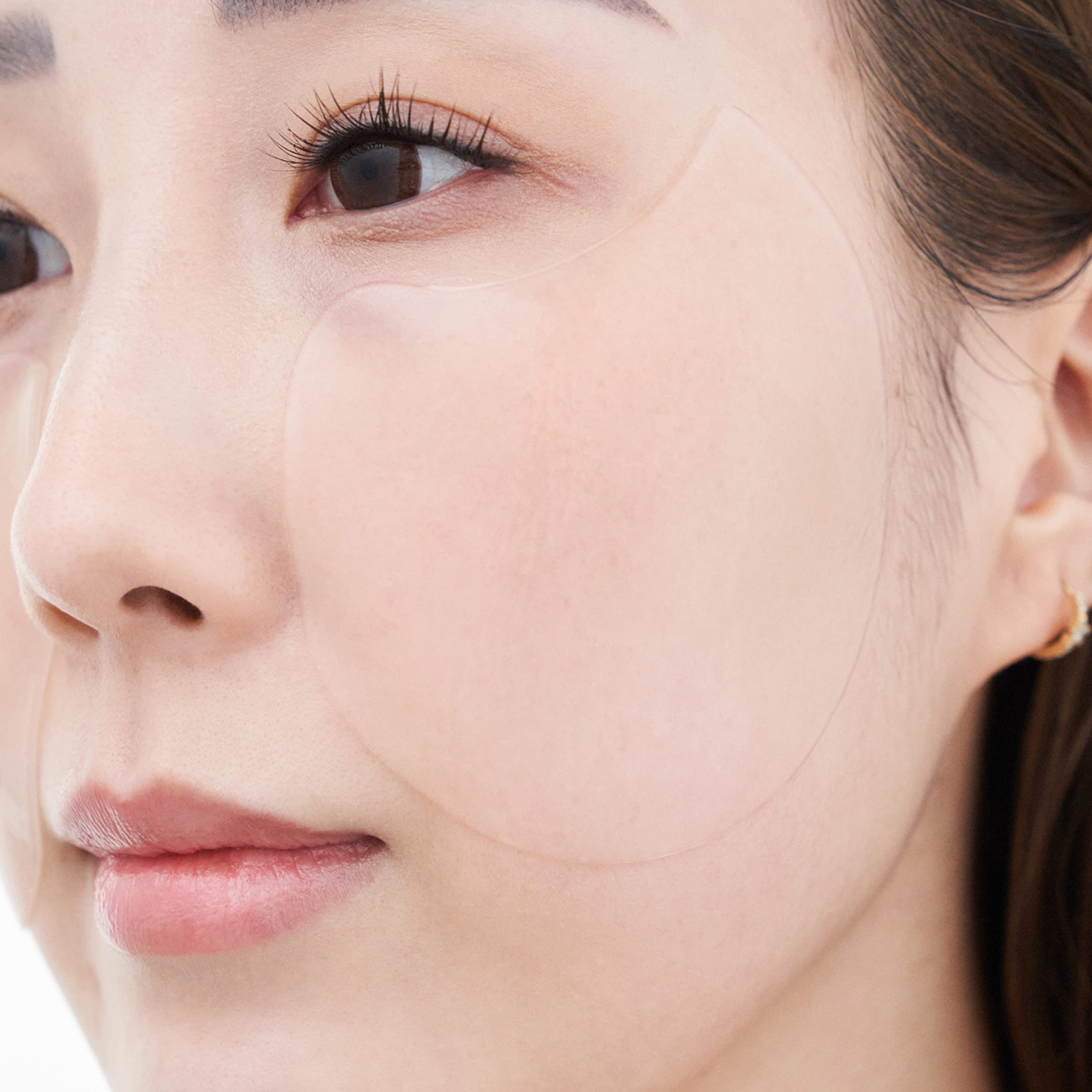SUPEREGG Centella Asiatica and Panthenol blend calms irritation while nourishing skin.