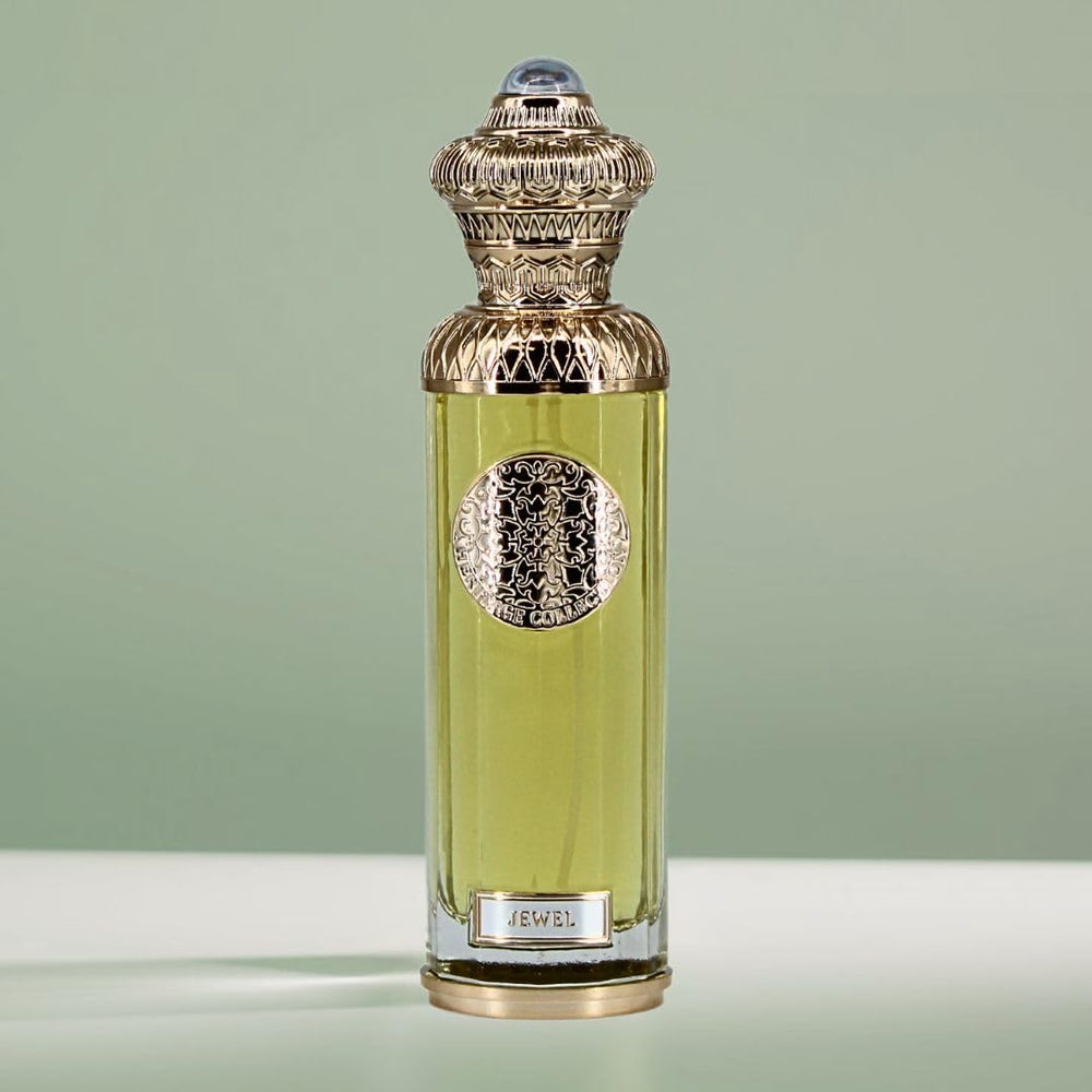 Surrati Jewel on wrist demonstrates a balanced, floral-woody aura.