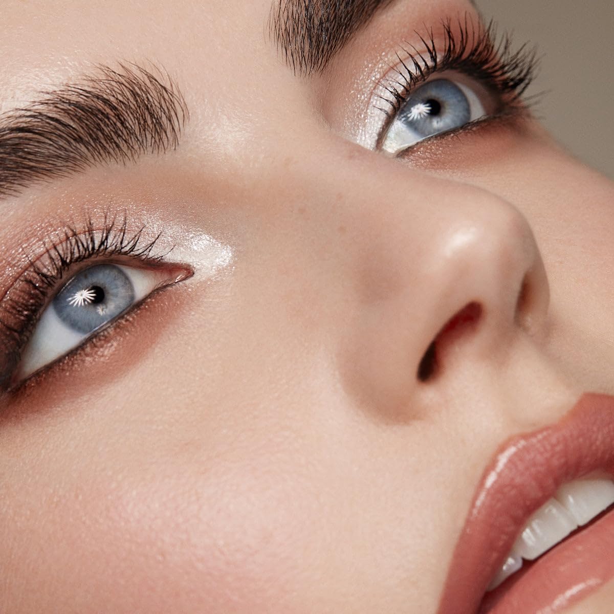 Relevee Lash Curler in use for precise lift