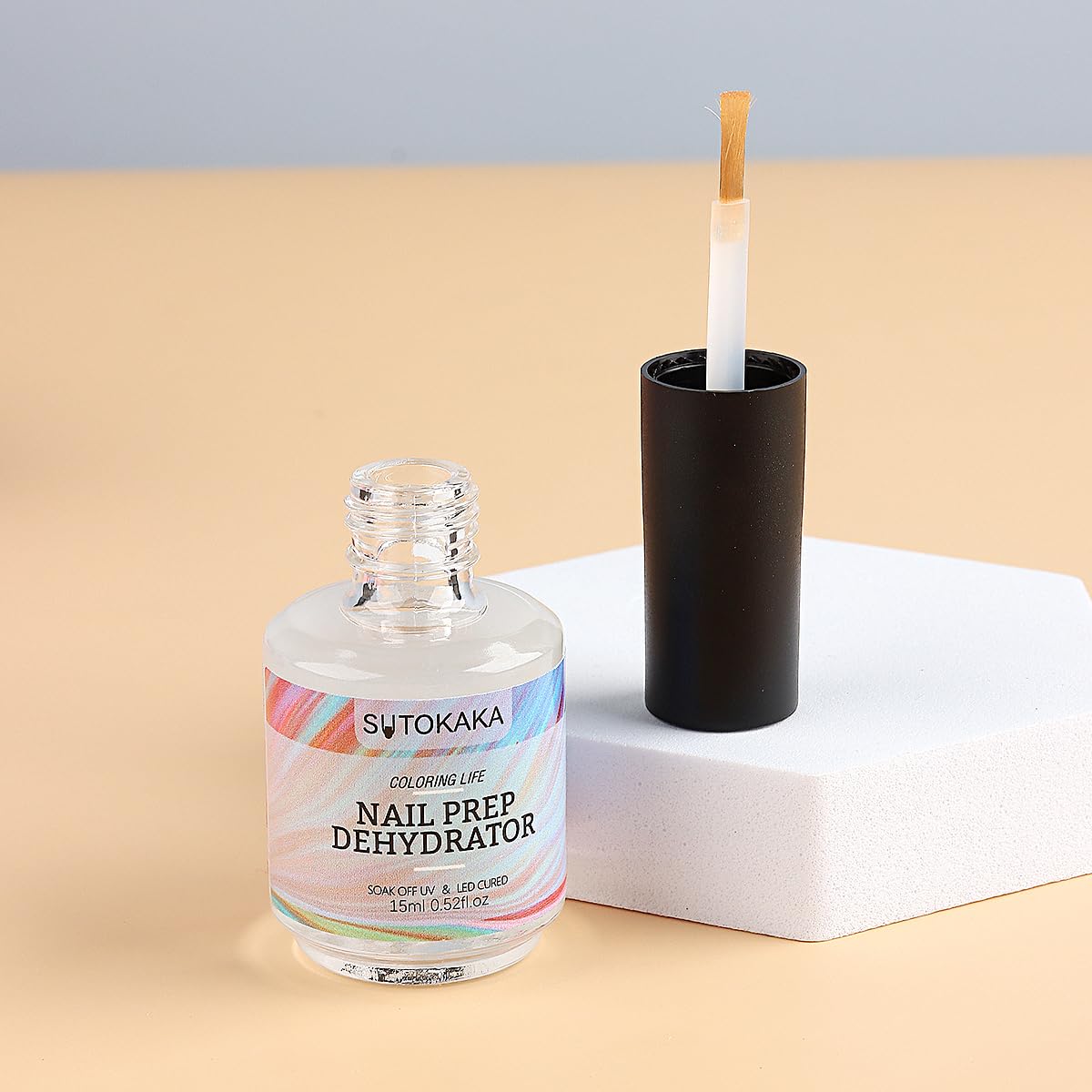 SUTOKAKA Acid-free primer demonstrated on natural nail base for even coverage.